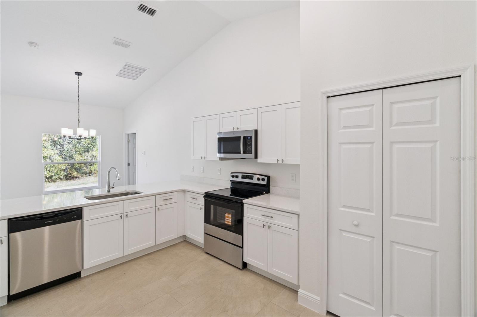 121 S CANOE CREEK RD, KENANSVILLE, FL, 34739