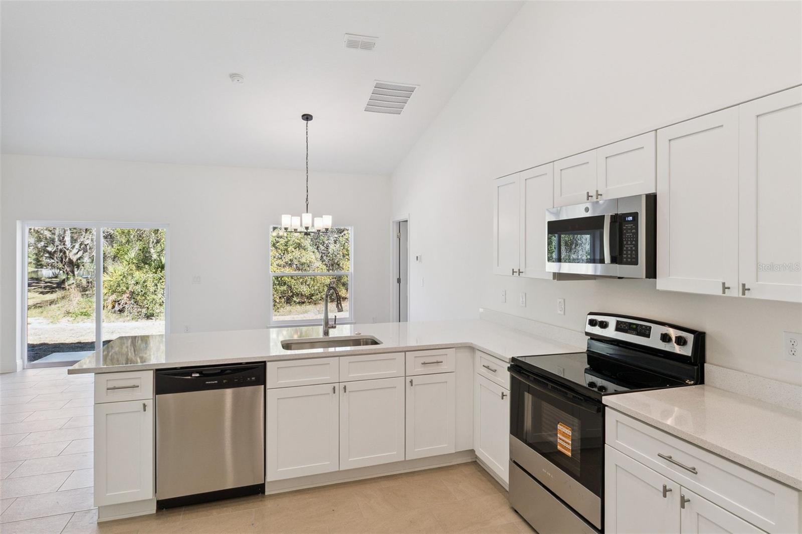 121 S CANOE CREEK RD, KENANSVILLE, FL, 34739