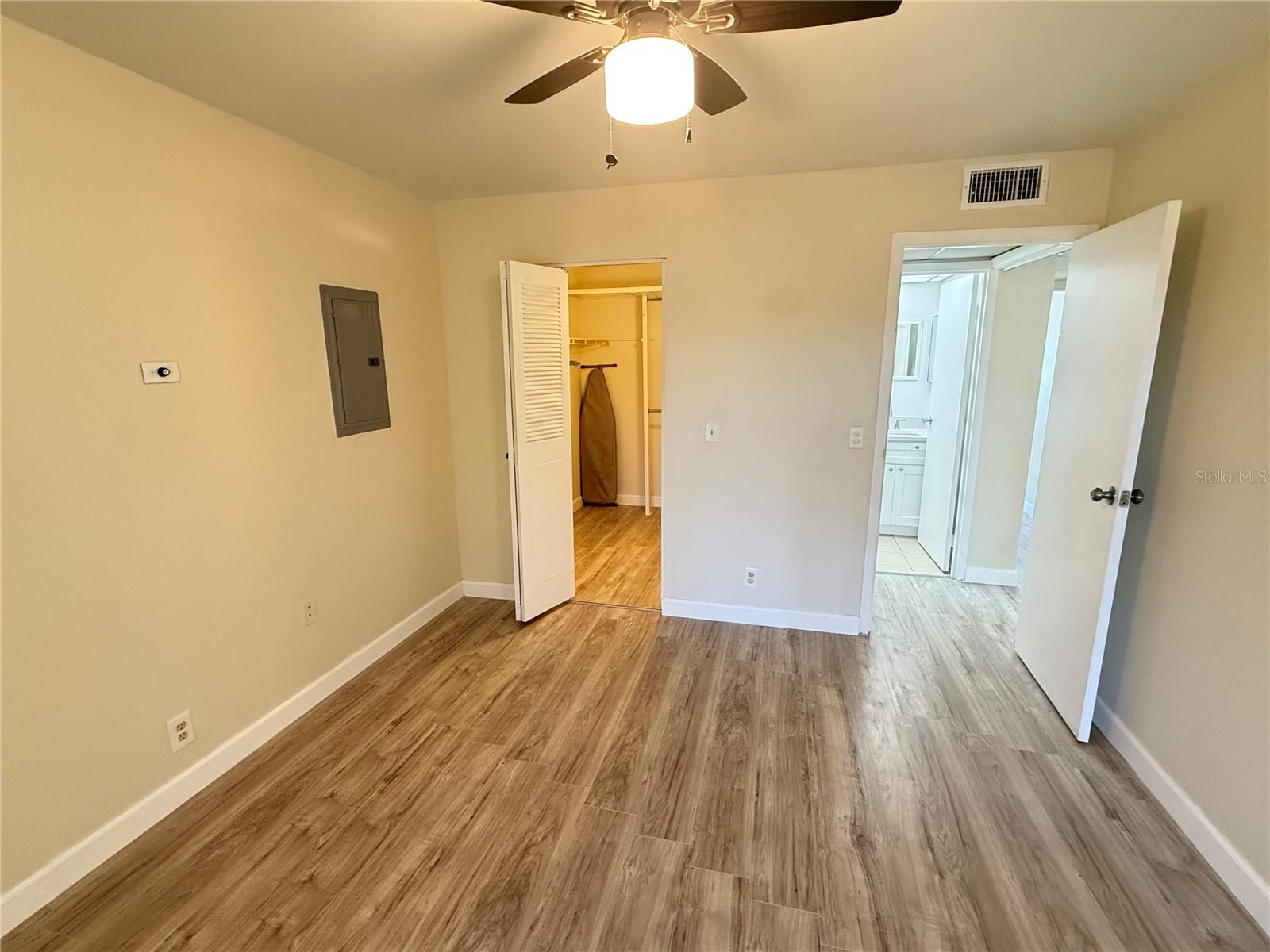 101 CAMBRIDGE TRL #212, SUN CITY CENTER, FL, 33573