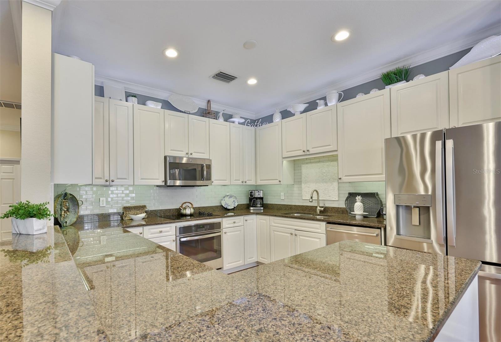 Cooks Dream w/plenty of Cabinets and Counter Space