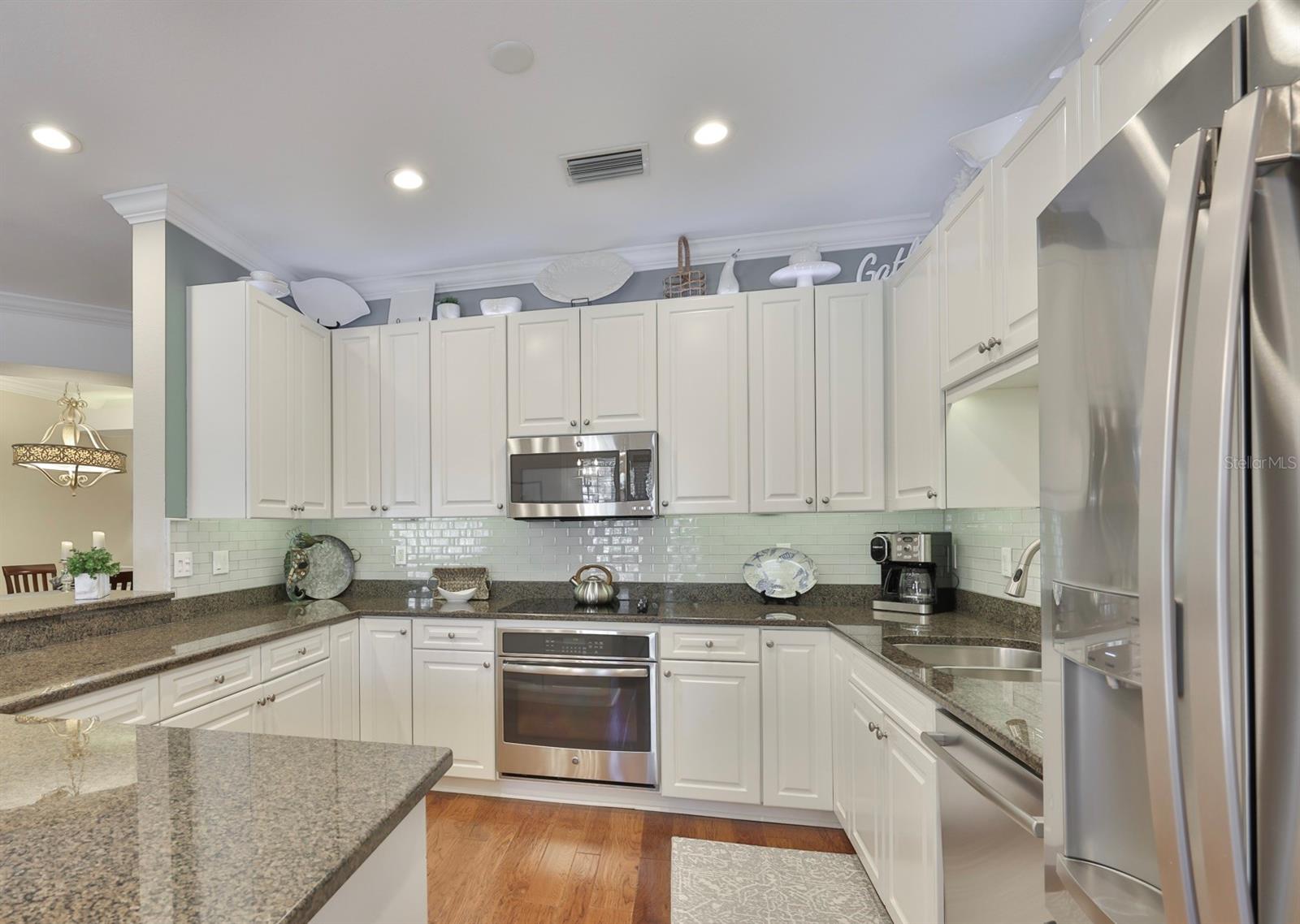 Cooks Dream w/plenty of Cabinets and Counter Space