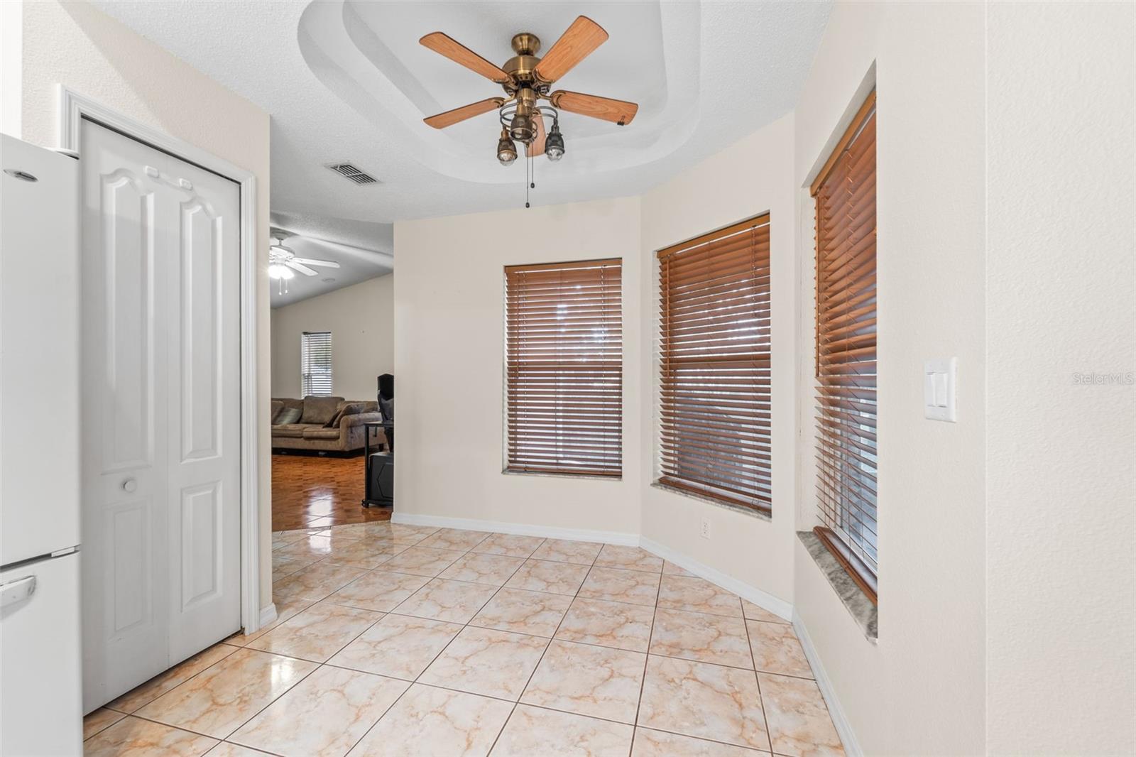 Breakfast/smaller dining