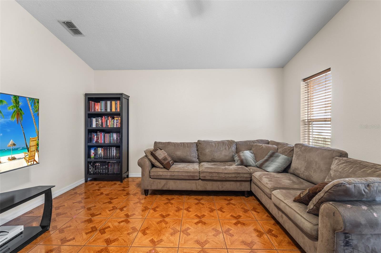 Extra living/den/office