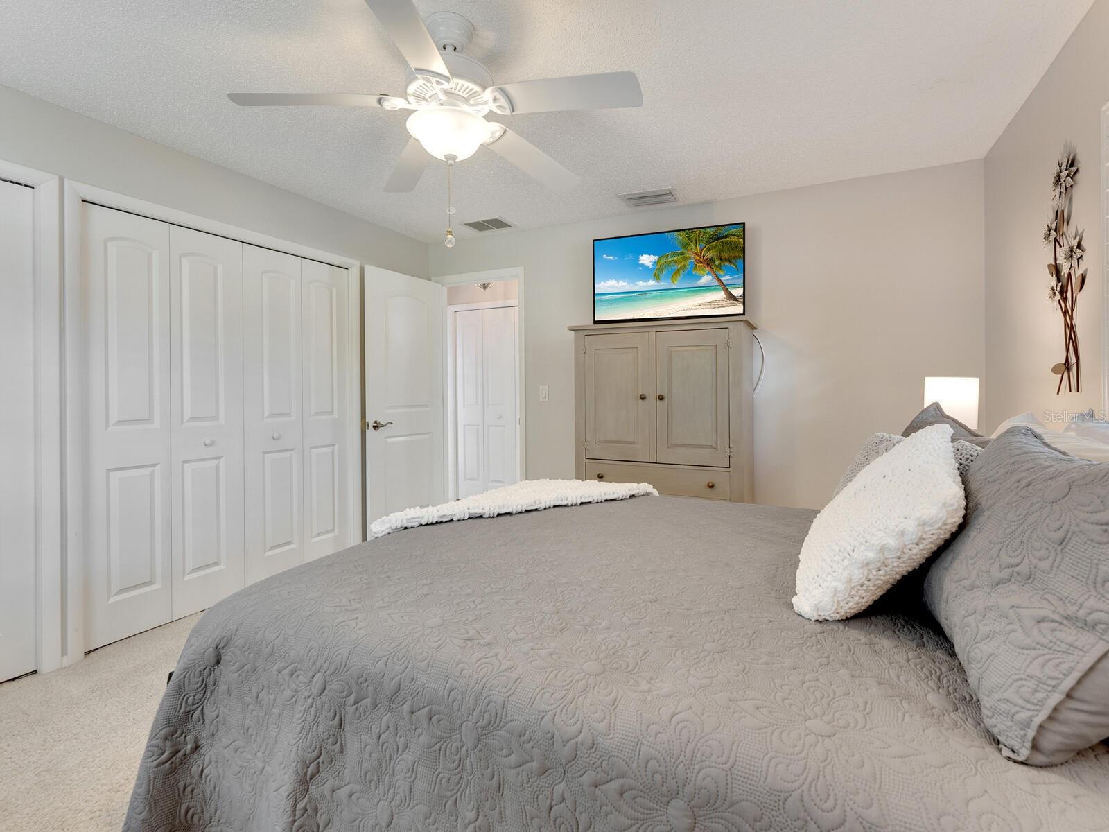 6994 W COUNTRY CLUB DR N, SARASOTA, FL, 34243