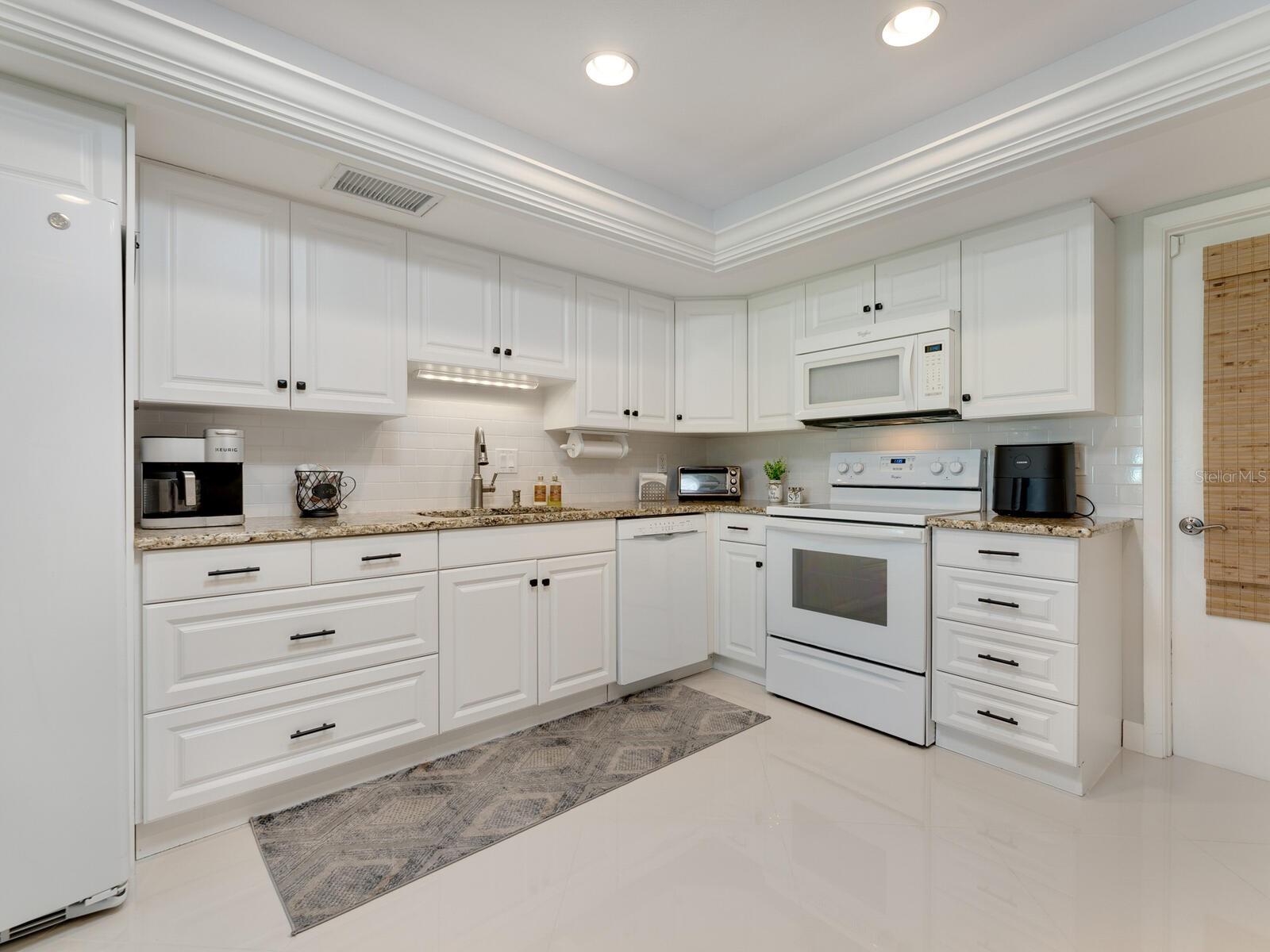 6994 W COUNTRY CLUB DR N, SARASOTA, FL, 34243