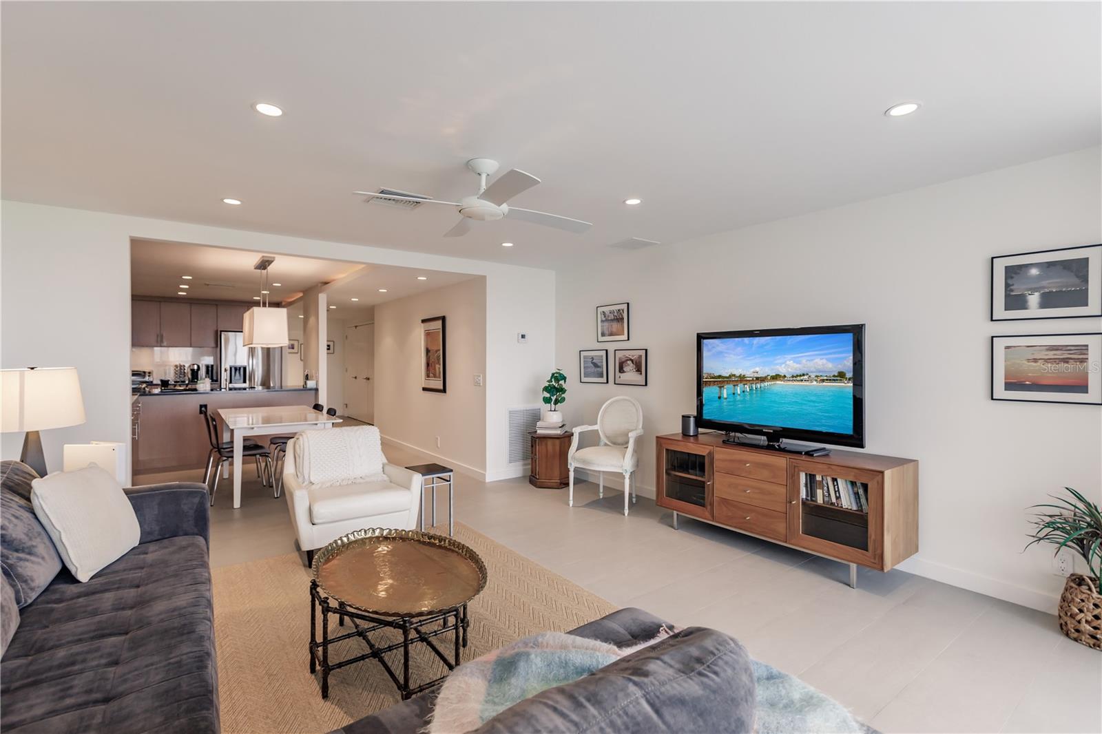 1200 E PEPPERTREE LN #402, SARASOTA, FL, 34242