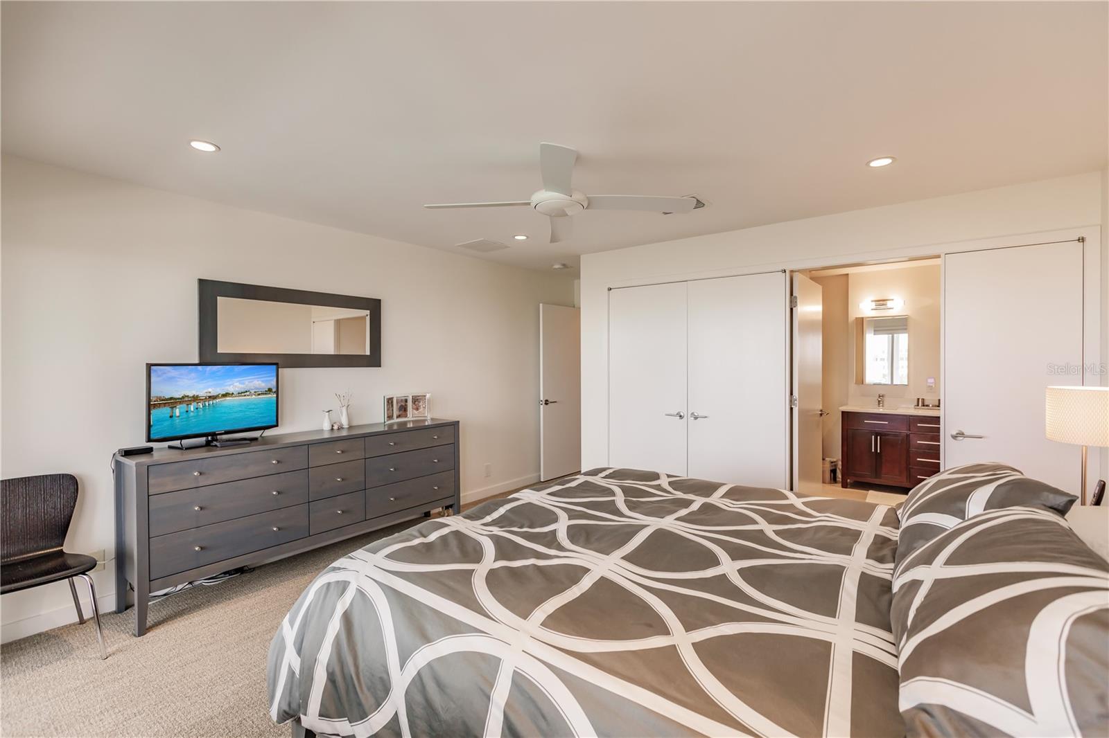 1200 E PEPPERTREE LN #402, SARASOTA, FL, 34242