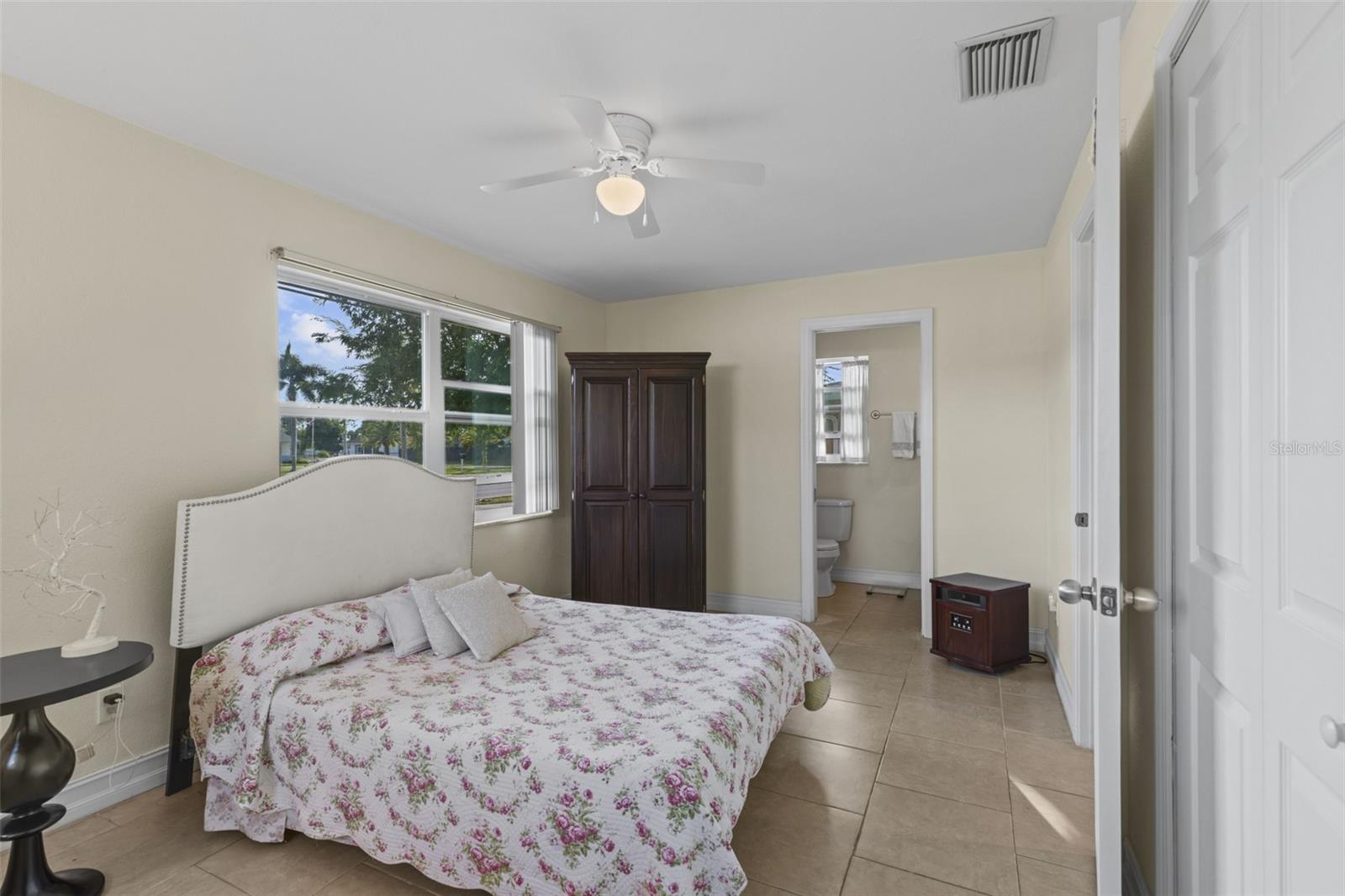 4156 COUNTRY CLUB BLVD, CAPE CORAL, FL, 33904
