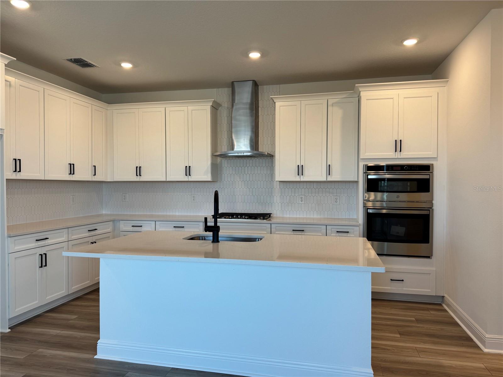 8007 SEAFLOWER PKWY, BRADENTON, FL, 34210