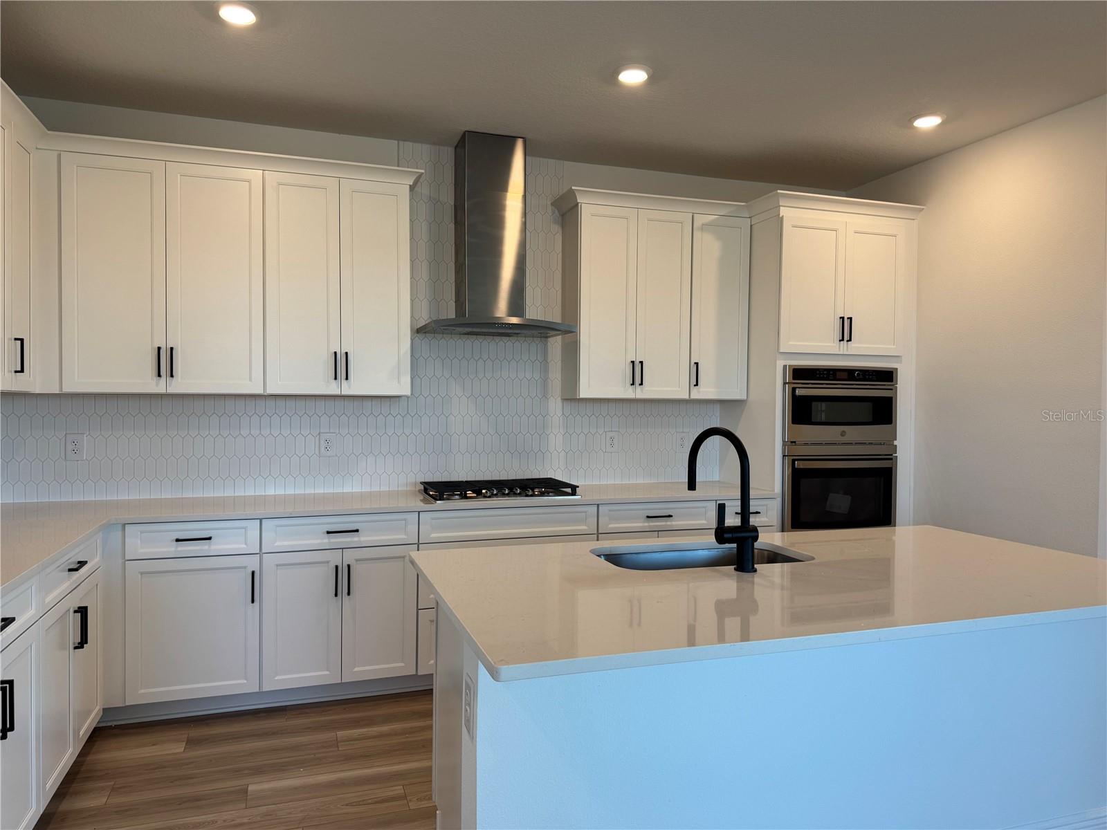 8007 SEAFLOWER PKWY, BRADENTON, FL, 34210