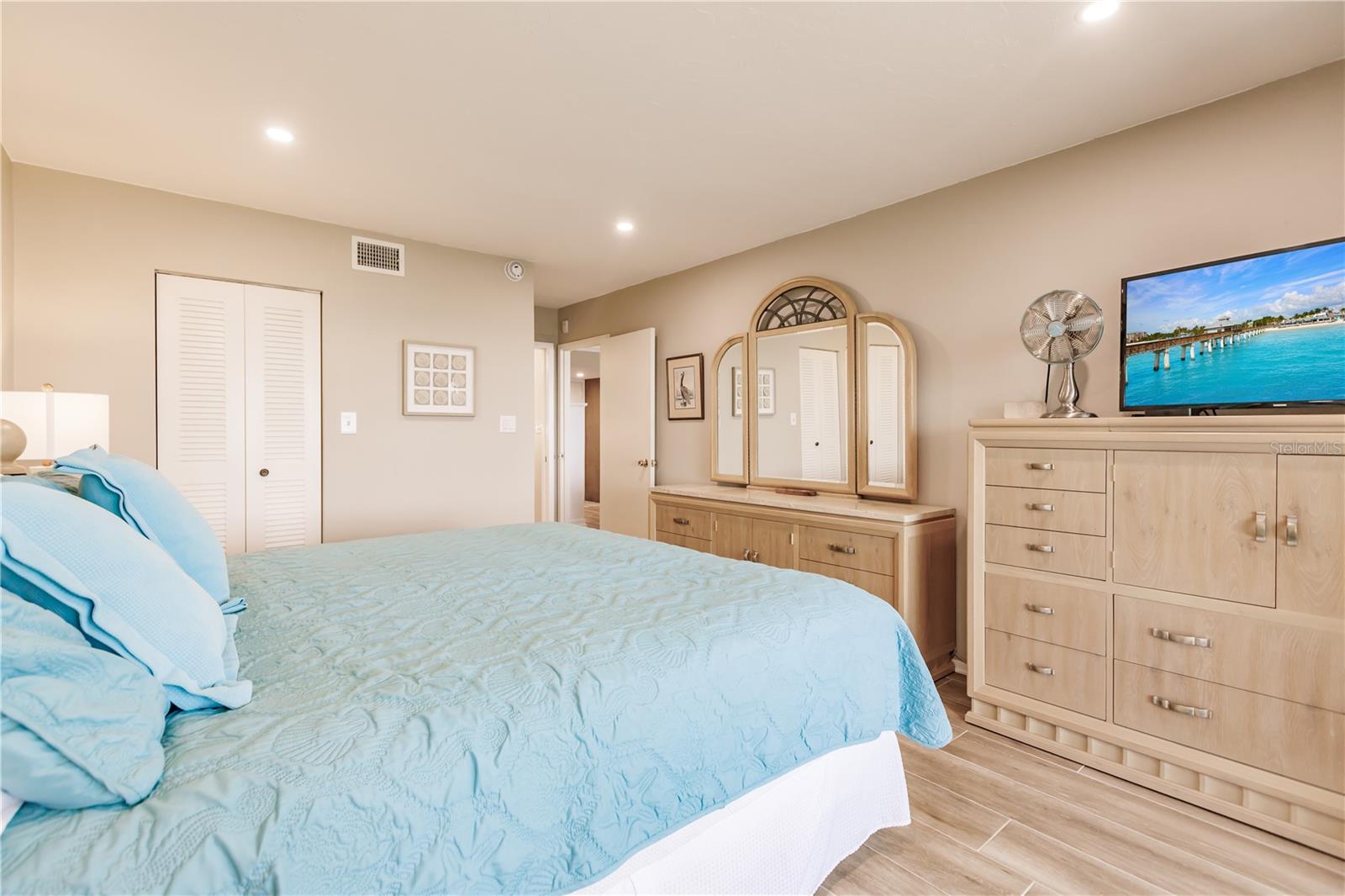 1255 E PEPPERTREE DR #602, SARASOTA, FL, 34242