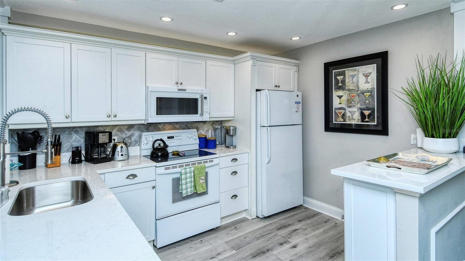 1255 E PEPPERTREE DR #305, SARASOTA, FL, 34242