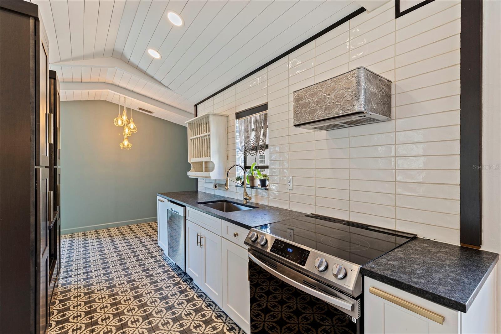 1610 14TH ST N, ST PETERSBURG, FL, 33704