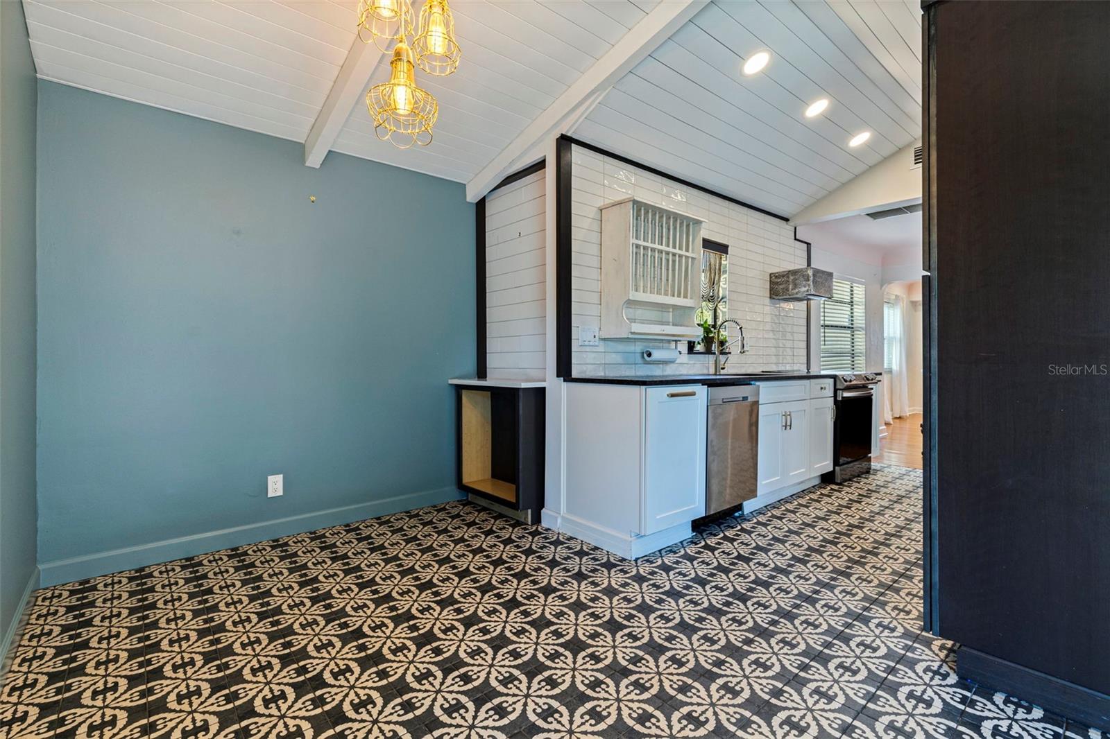 1610 14TH ST N, ST PETERSBURG, FL, 33704