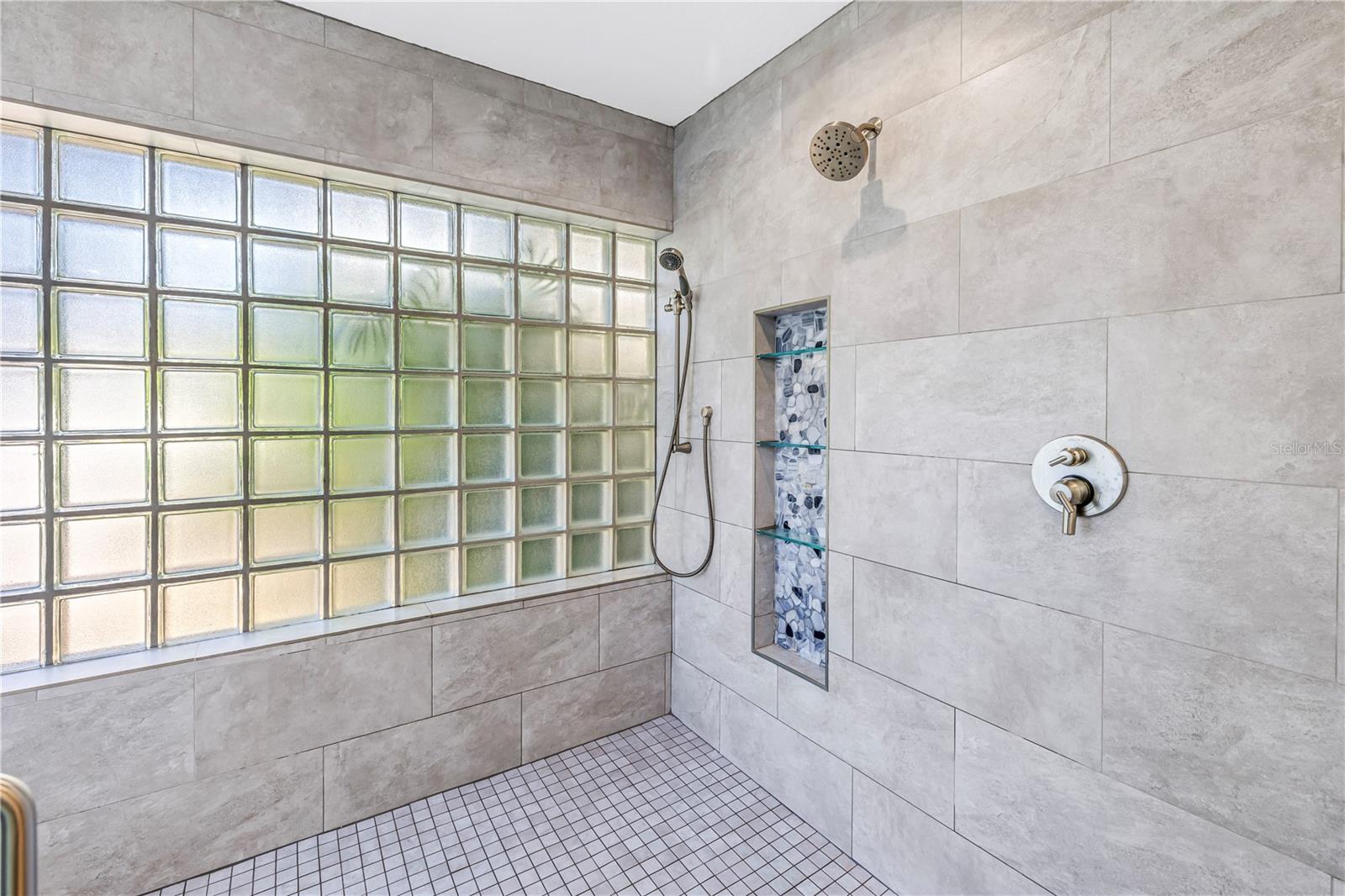 134 RIVIERA WAY NE, ST PETERSBURG, FL, 33704