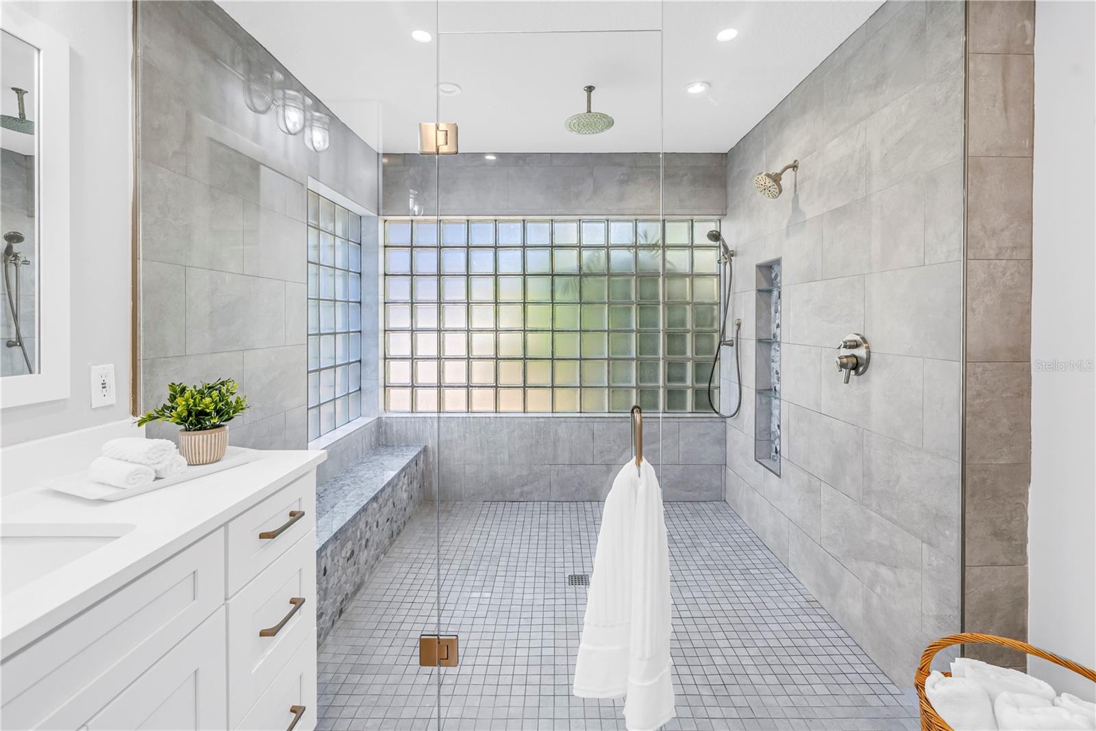 134 RIVIERA WAY NE, ST PETERSBURG, FL, 33704