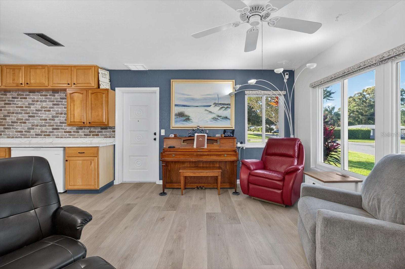 1241 S LAKE DR, CLEARWATER, FL, 33756