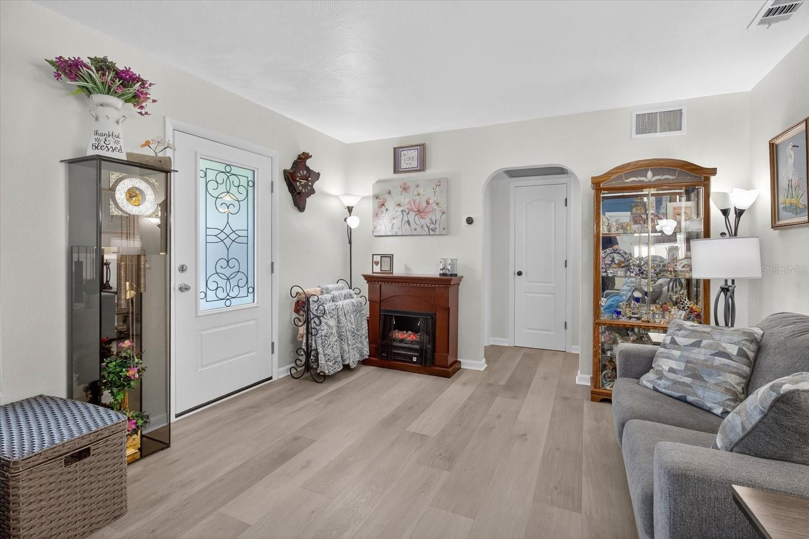 1241 S LAKE DR, CLEARWATER, FL, 33756