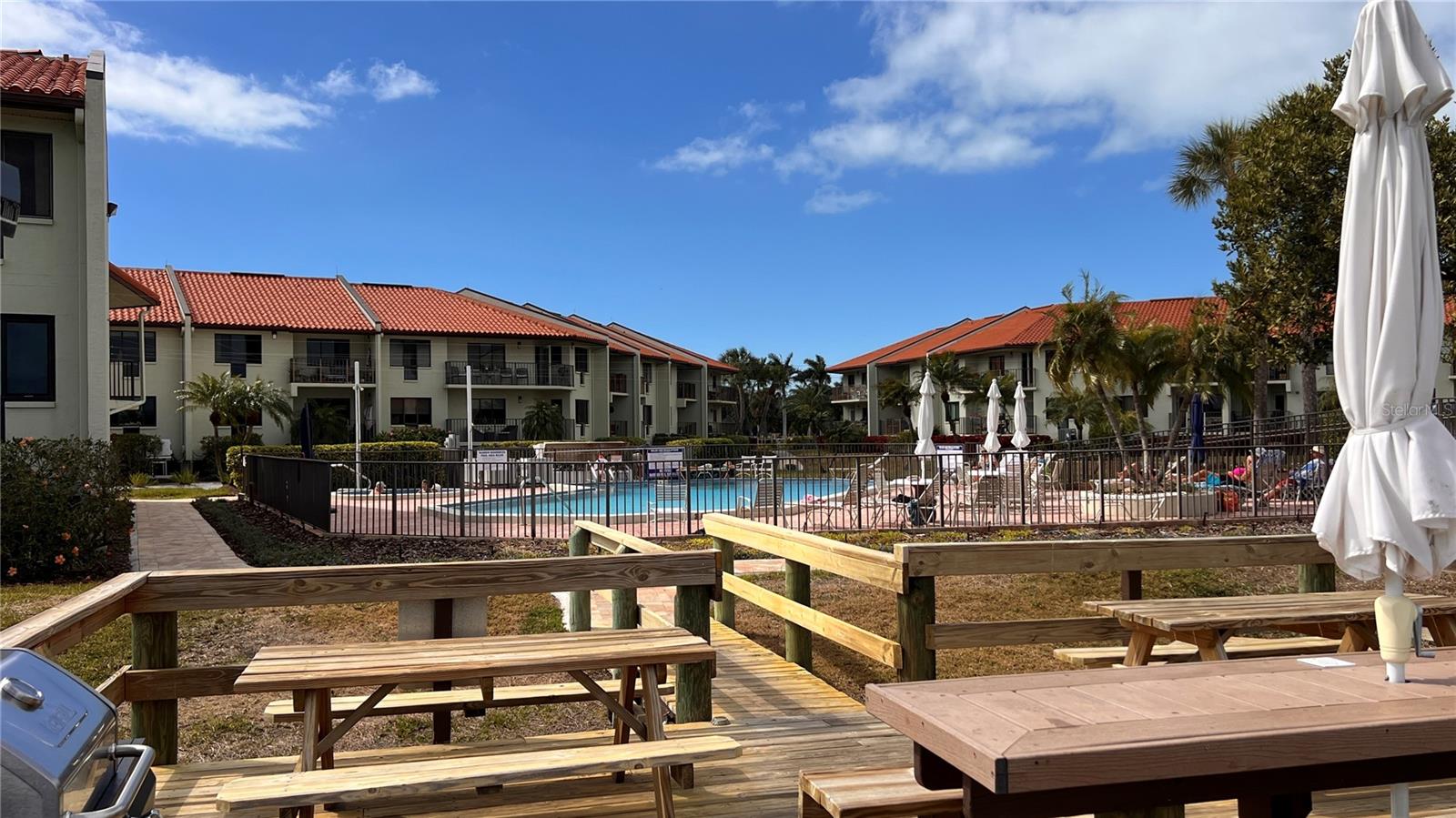 Picnic/grilling area overlooking pool
