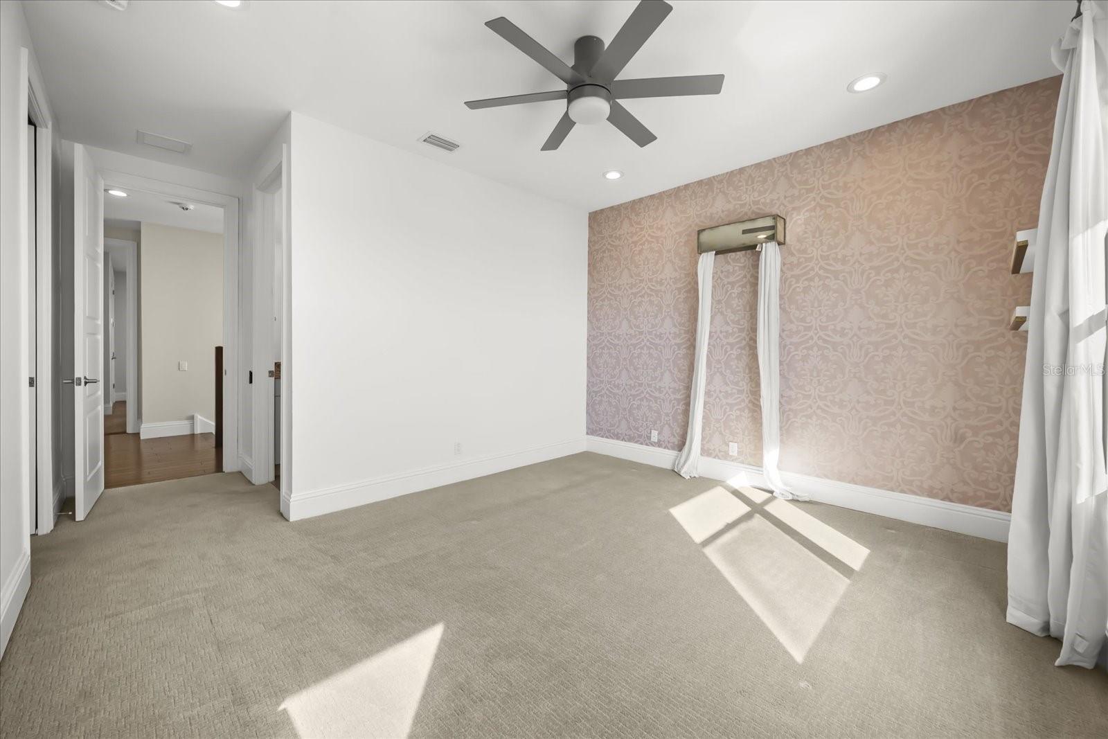 O6378446 Property Photo