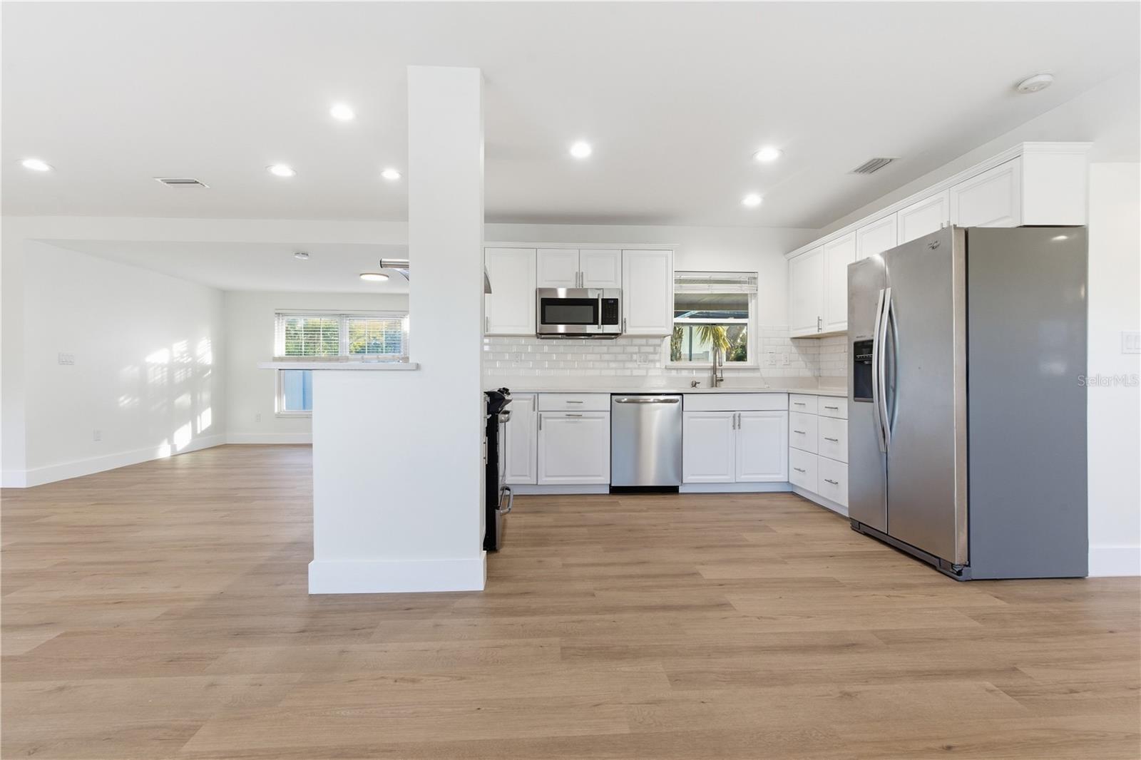 327 SUNNY LN, BELLEAIR, FL, 33756