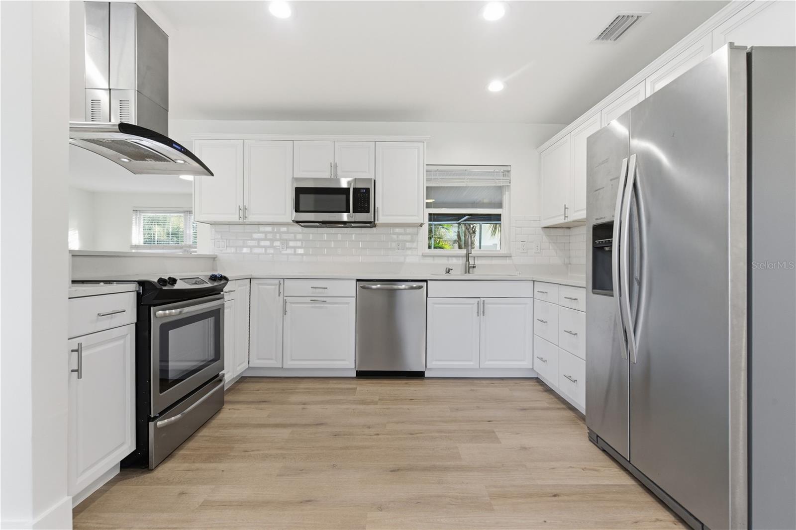 327 SUNNY LN, BELLEAIR, FL, 33756