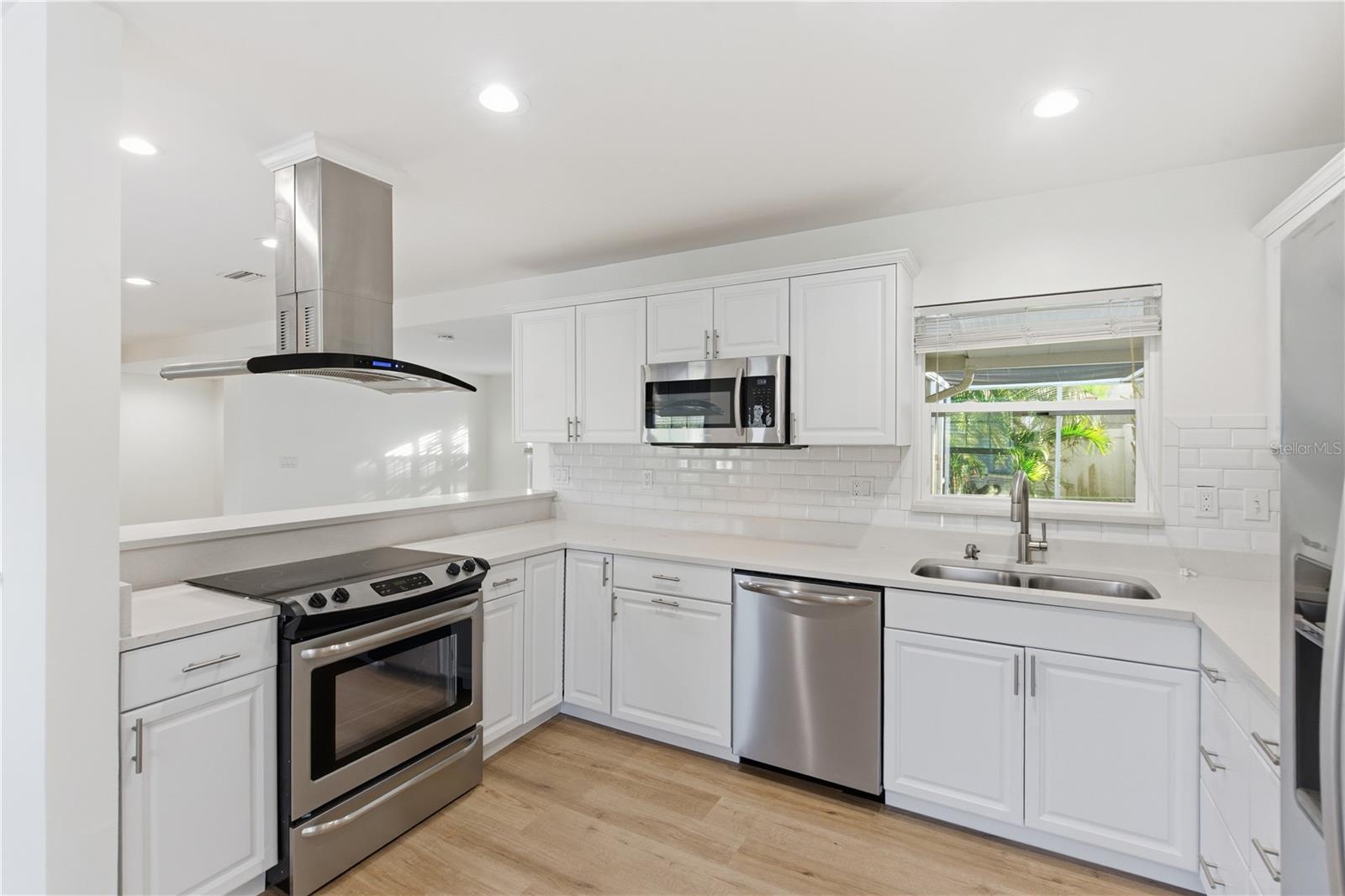 327 SUNNY LN, BELLEAIR, FL, 33756