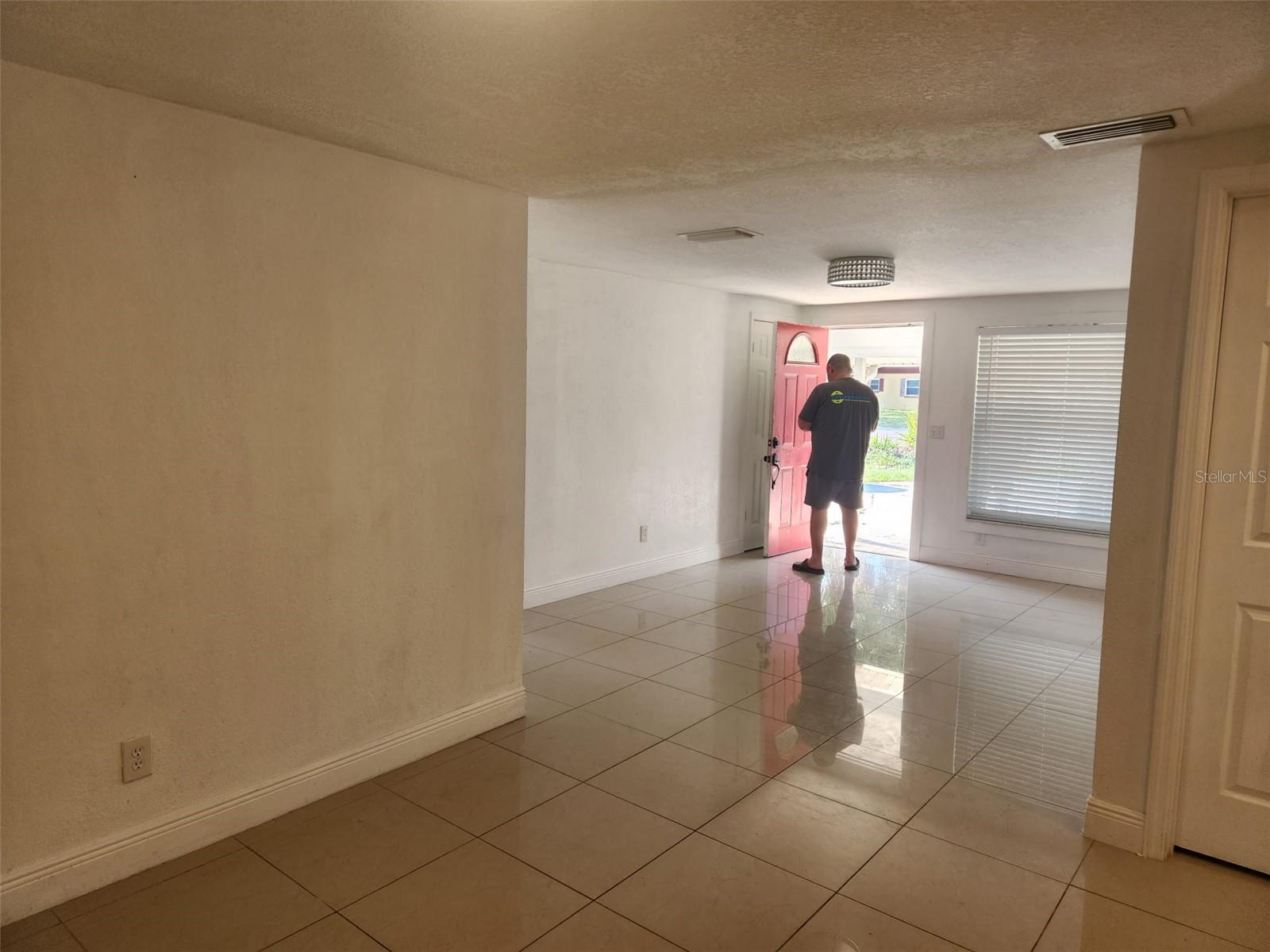 8518 WOODLAKE DR, TAMPA, FL, 33615