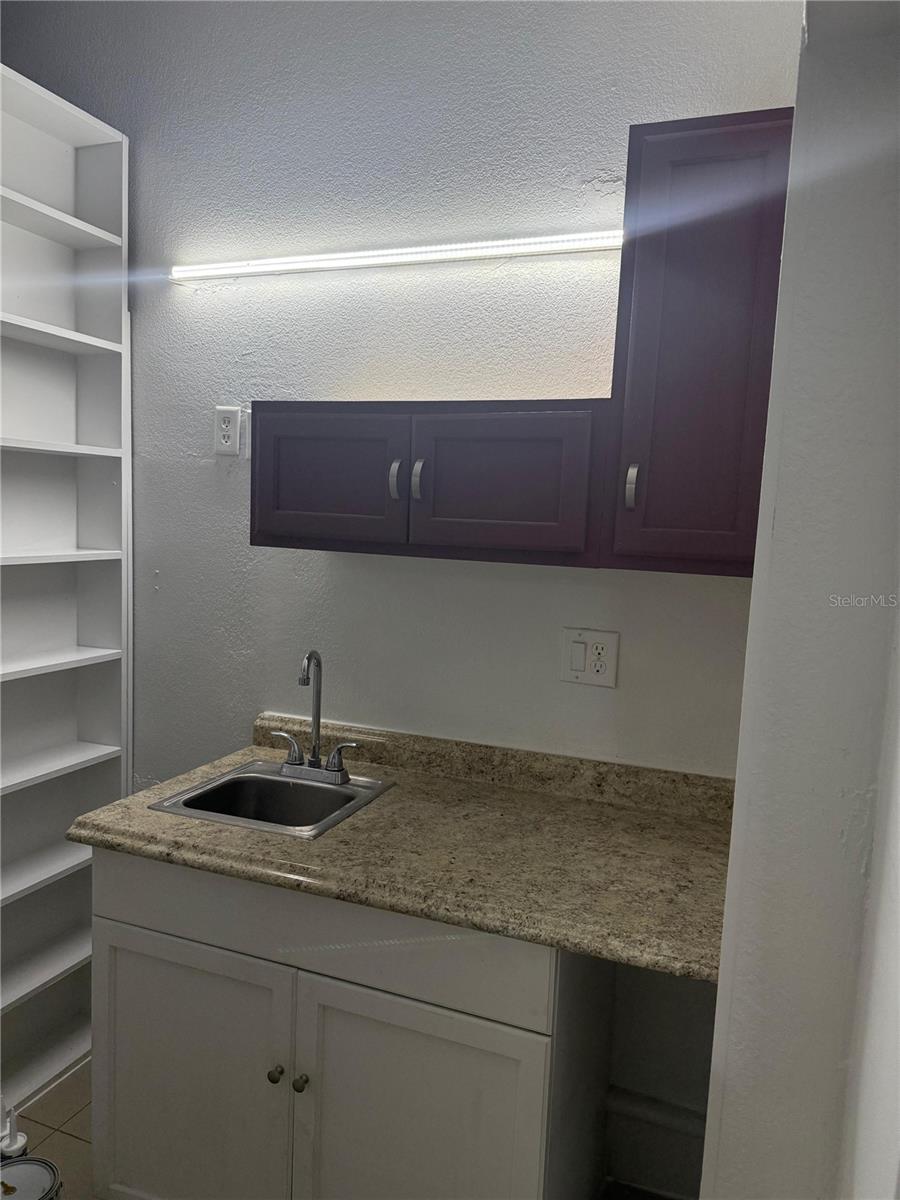 8518 WOODLAKE DR, TAMPA, FL, 33615