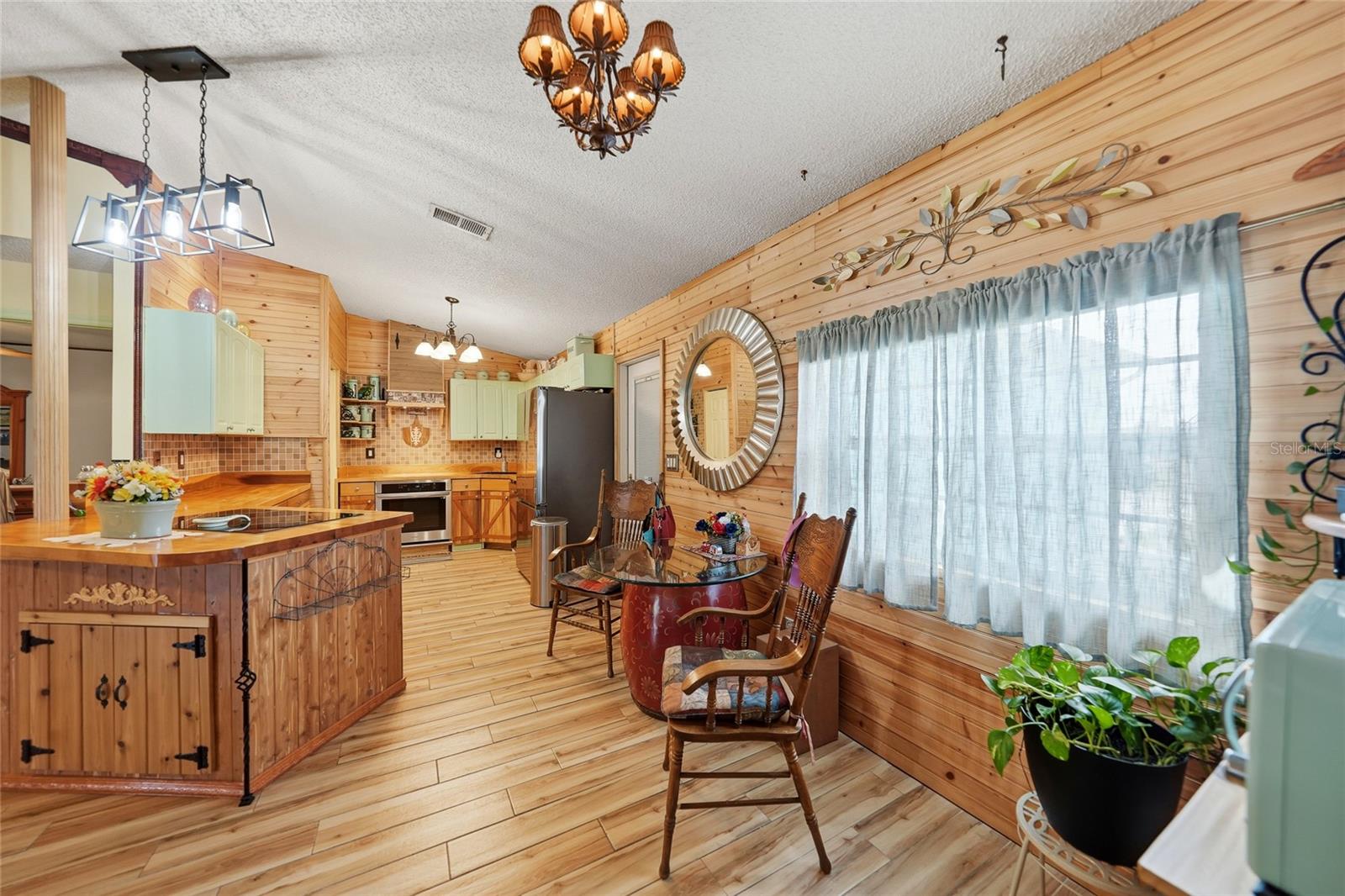 2213 NE 6TH PL, CAPE CORAL, FL, 33909