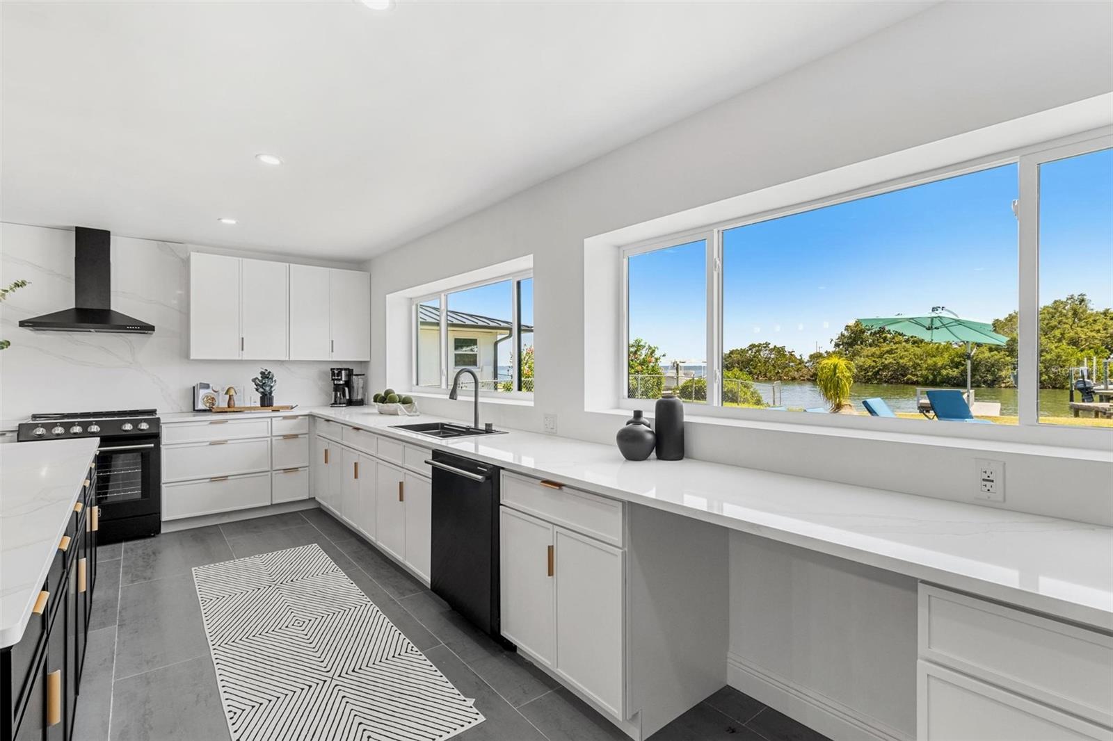 380 COLONY POINT RD S, ST PETERSBURG, FL, 33705