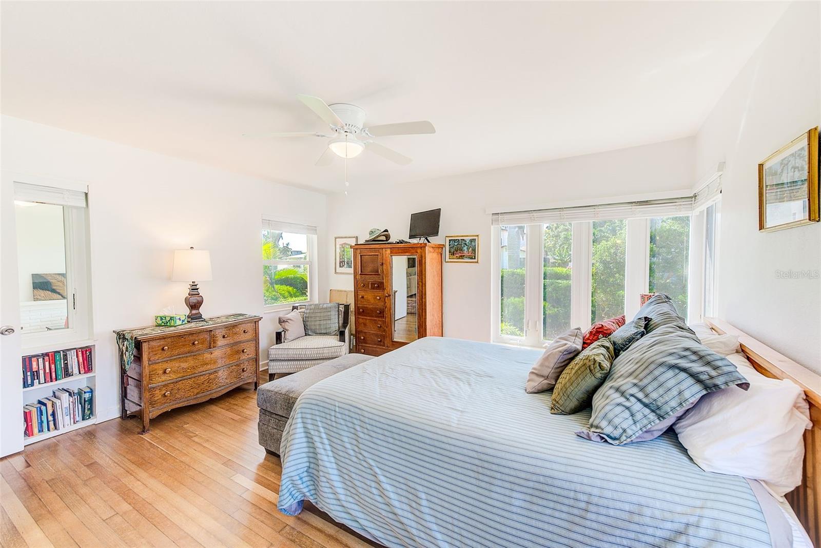 240-242 MATEO WAY NE, ST PETERSBURG, FL, 33704