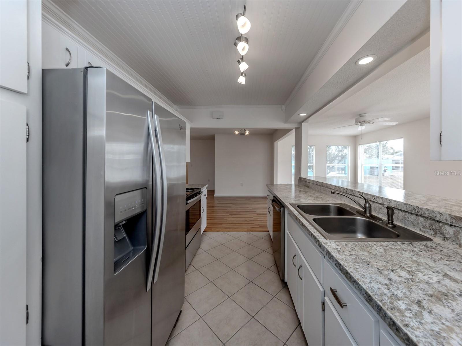 1215 MANGO AVE, VENICE, FL, 34285