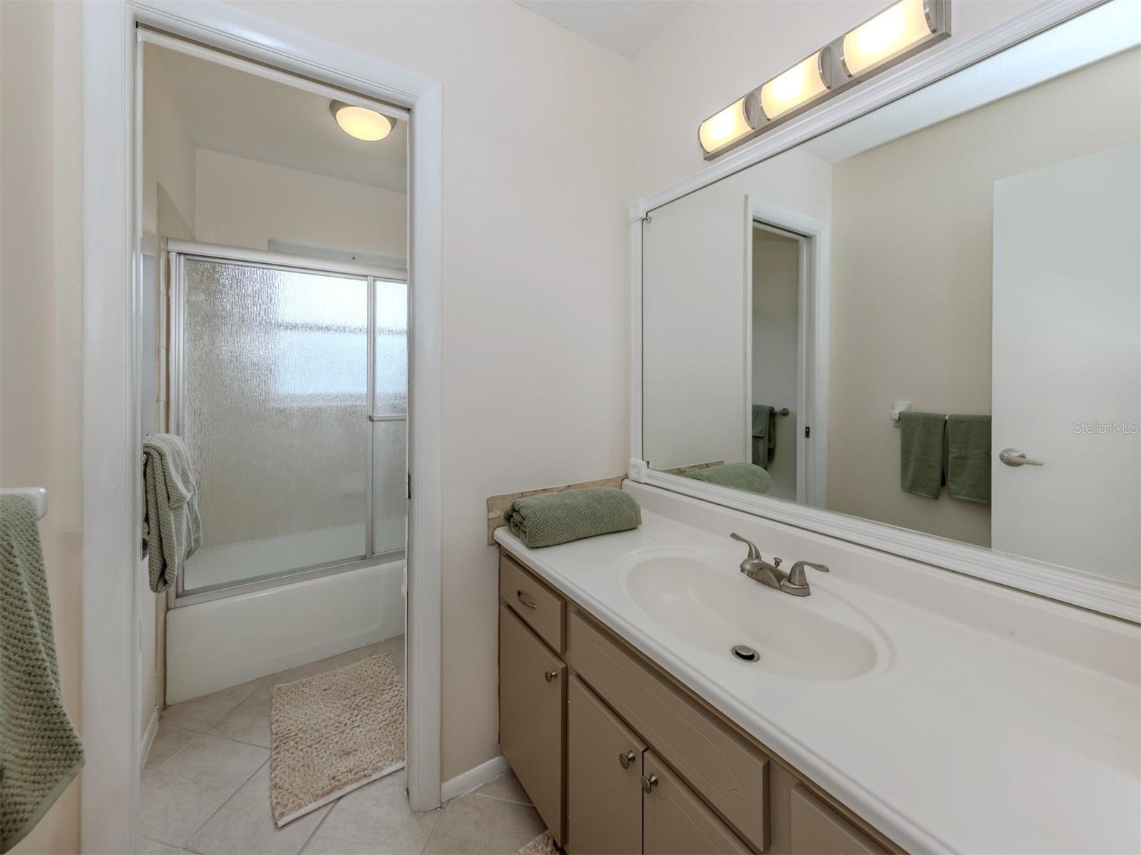 1215 MANGO AVE, VENICE, FL, 34285