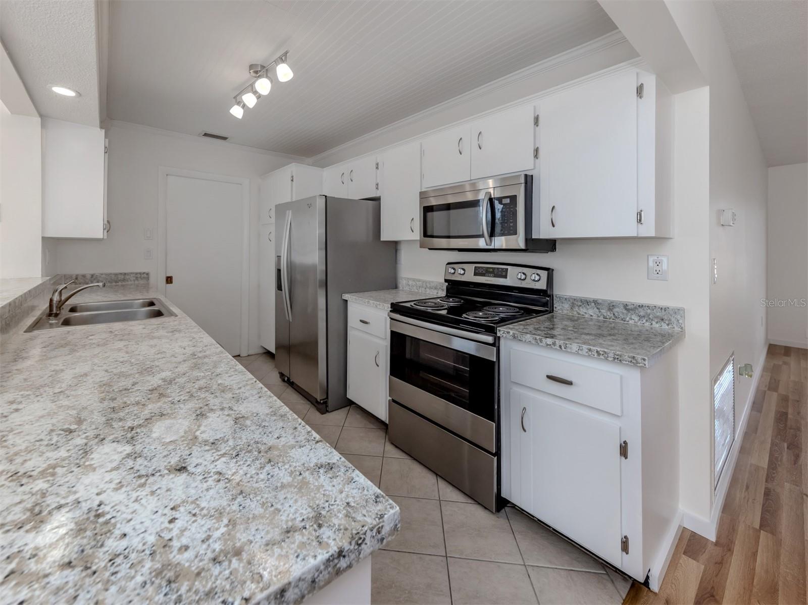 1215 MANGO AVE, VENICE, FL, 34285