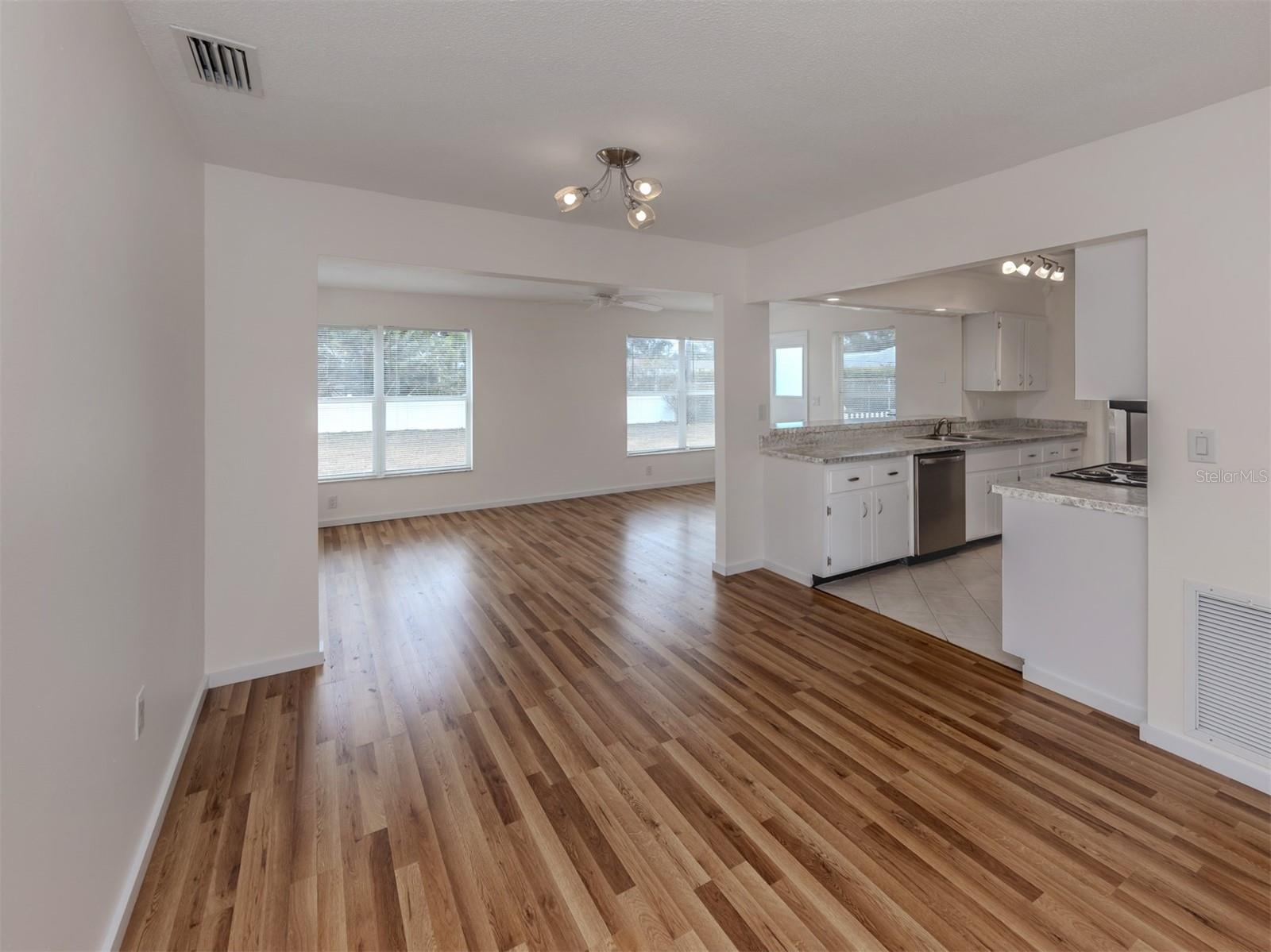 1215 MANGO AVE, VENICE, FL, 34285