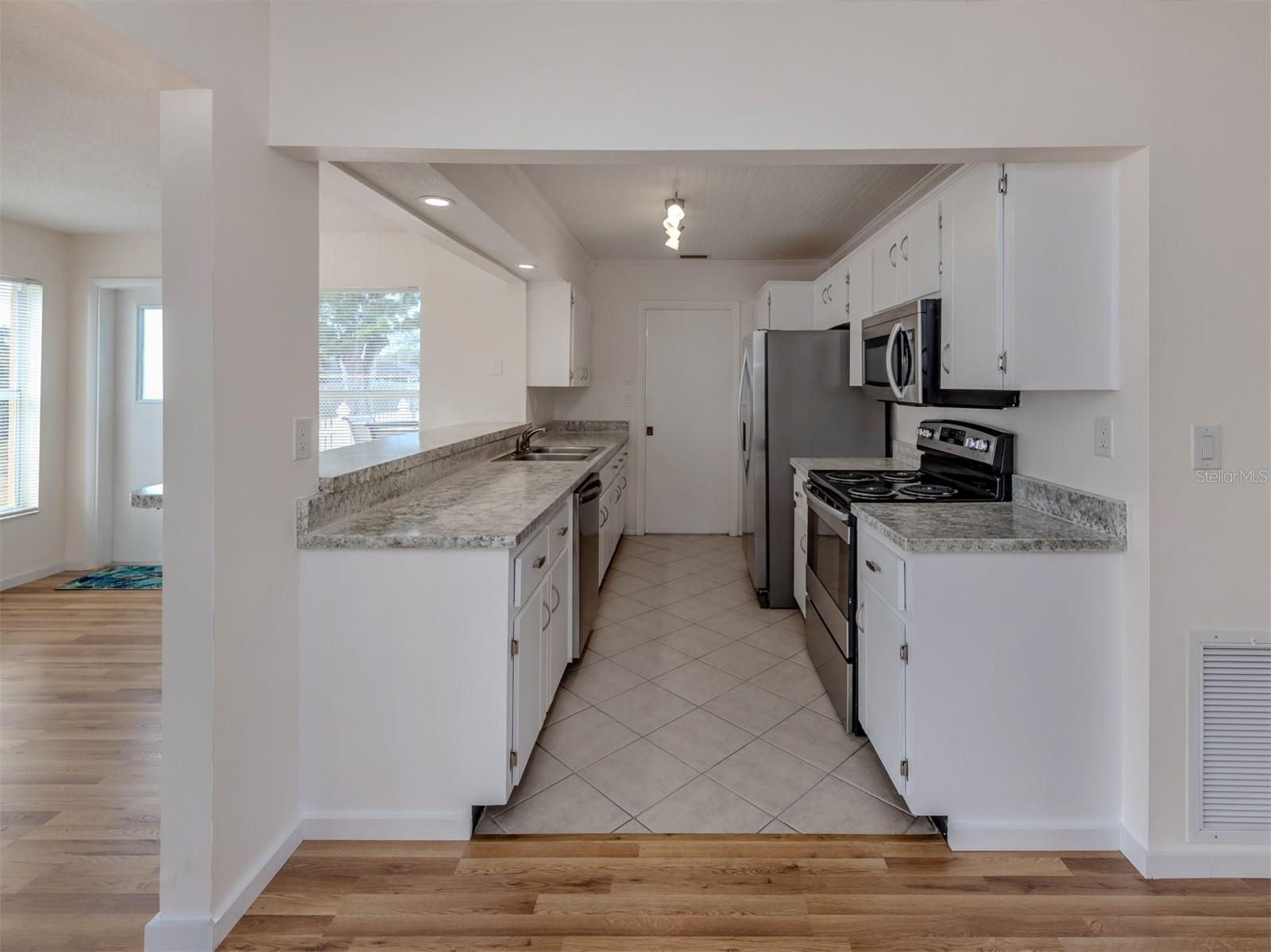 1215 MANGO AVE, VENICE, FL, 34285