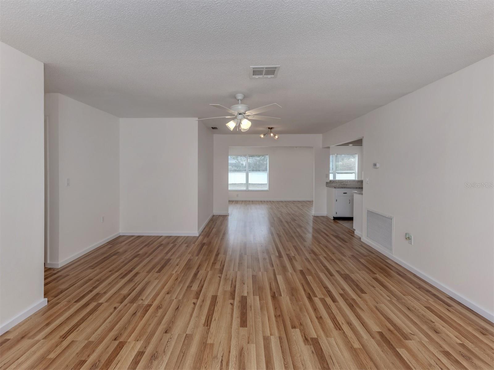 1215 MANGO AVE, VENICE, FL, 34285