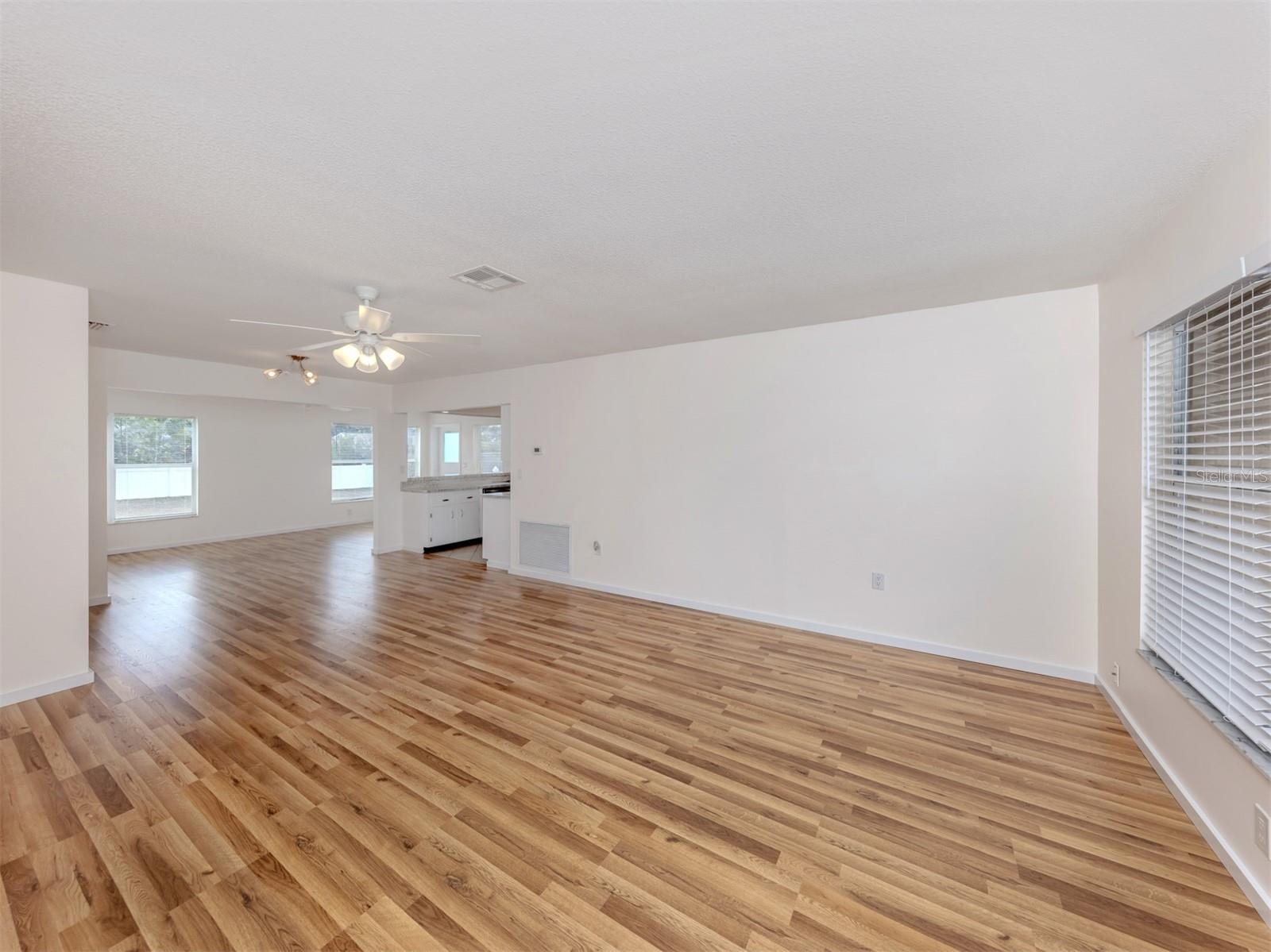 1215 MANGO AVE, VENICE, FL, 34285