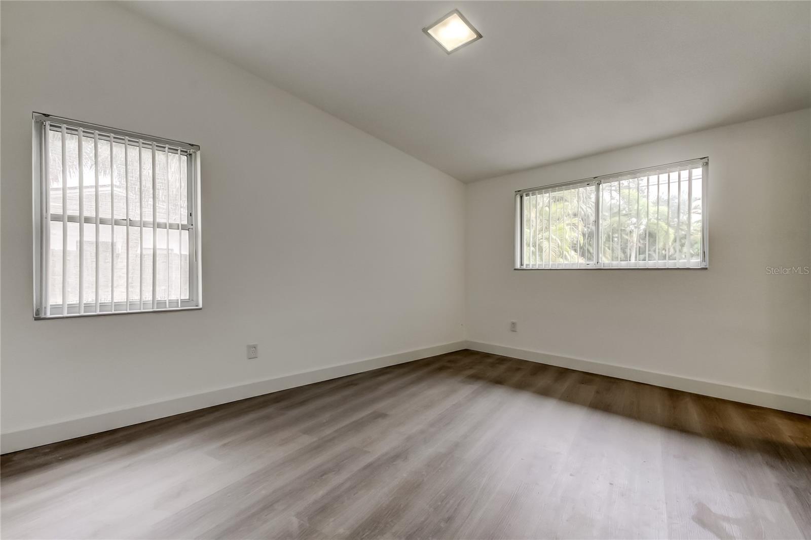 1000 39TH AVE NE, ST PETERSBURG, FL, 33703