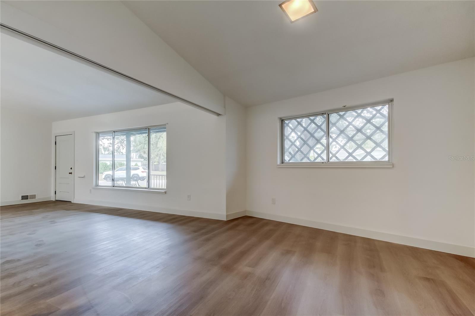 1000 39TH AVE NE, ST PETERSBURG, FL, 33703