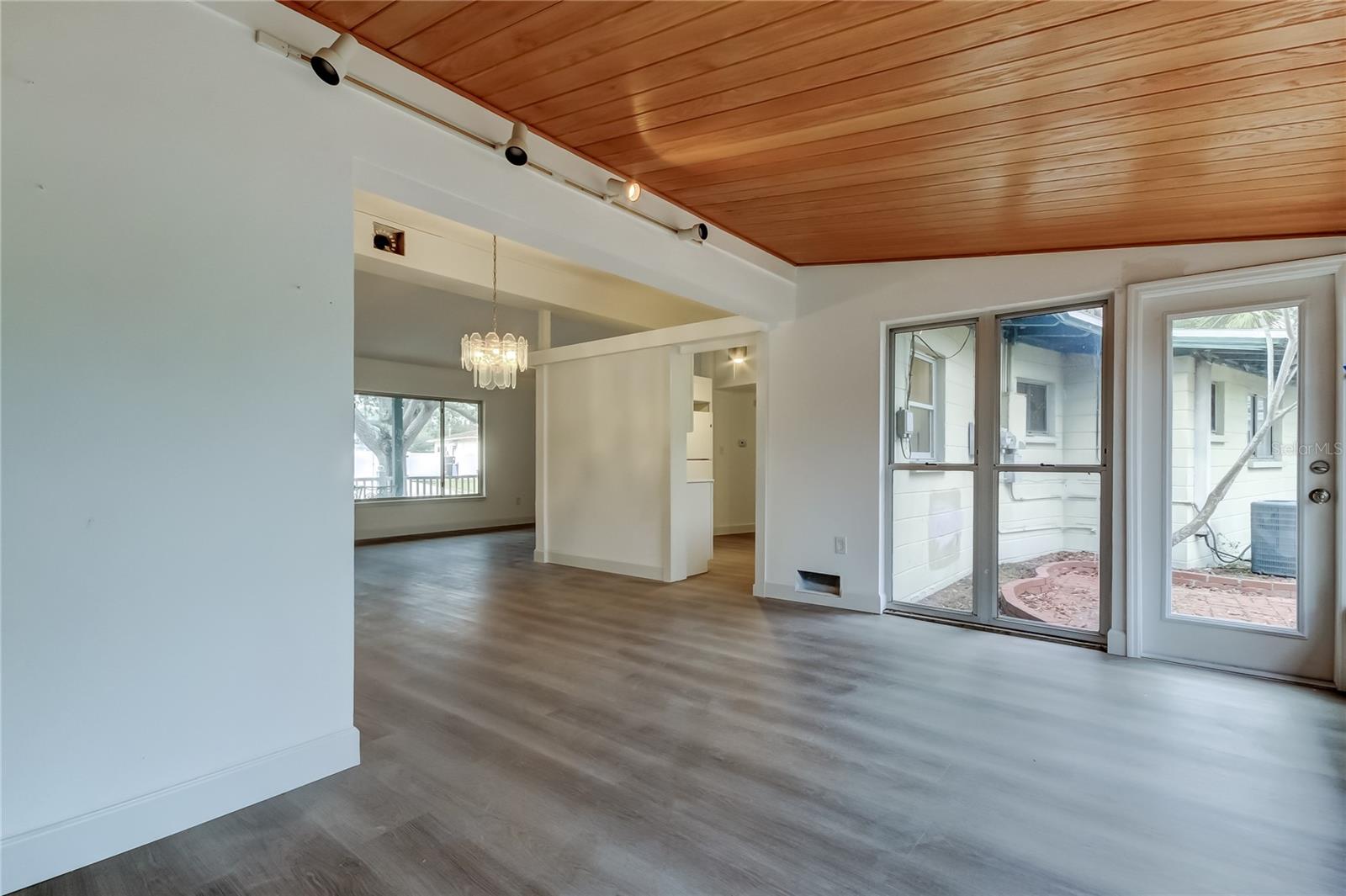 1000 39TH AVE NE, ST PETERSBURG, FL, 33703