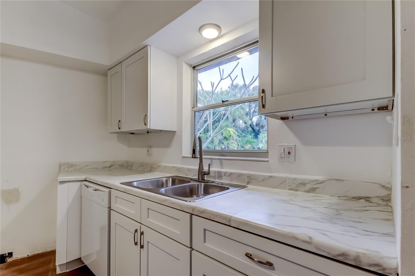 1000 39TH AVE NE, ST PETERSBURG, FL, 33703