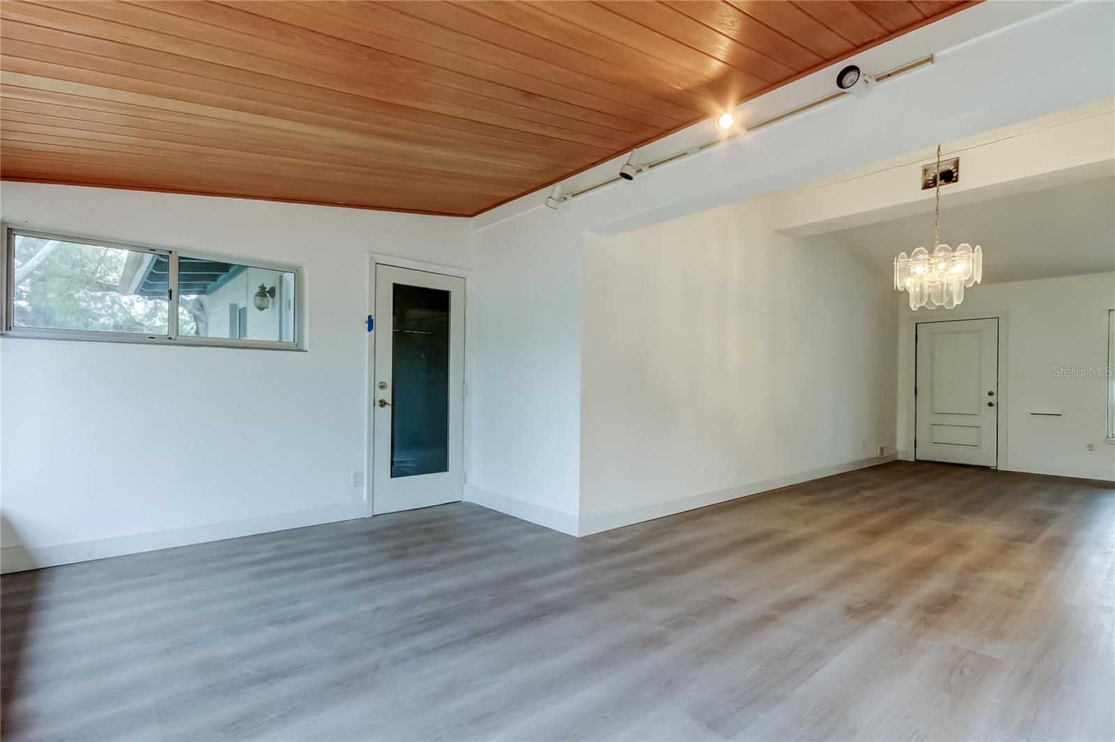 1000 39TH AVE NE, ST PETERSBURG, FL, 33703