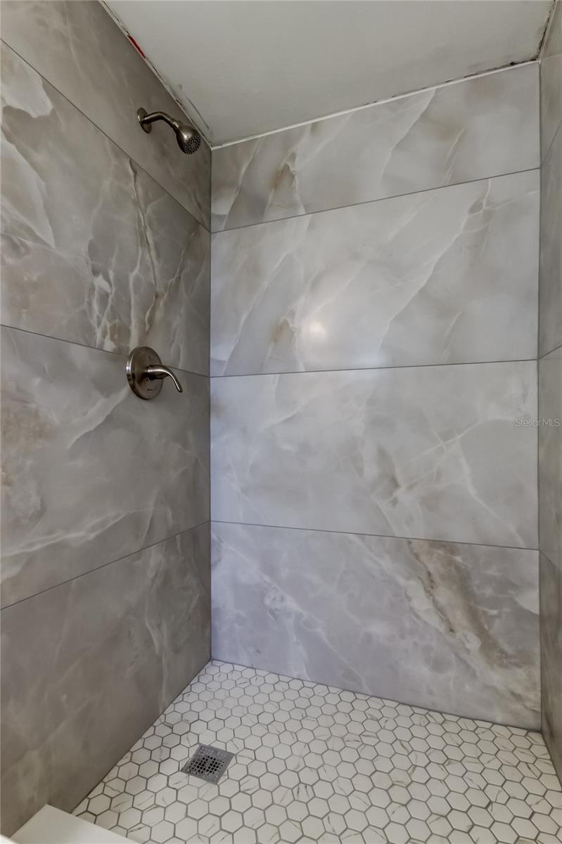 1000 39TH AVE NE, ST PETERSBURG, FL, 33703