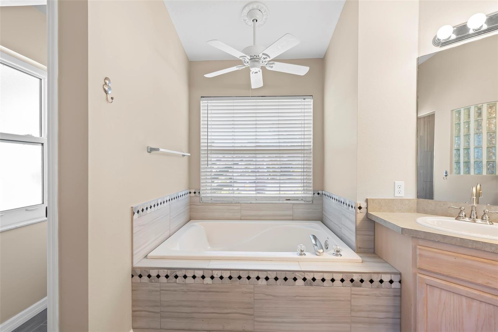 738 N LAKE BLVD, TARPON SPRINGS, FL, 34689