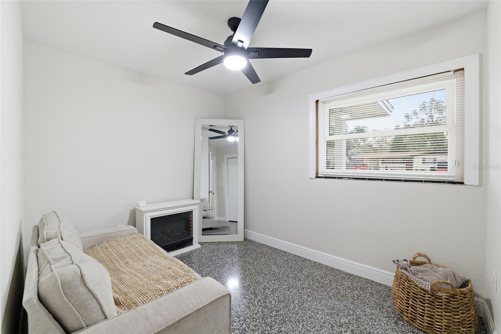 812 W 124TH AVE, TAMPA, FL, 33612