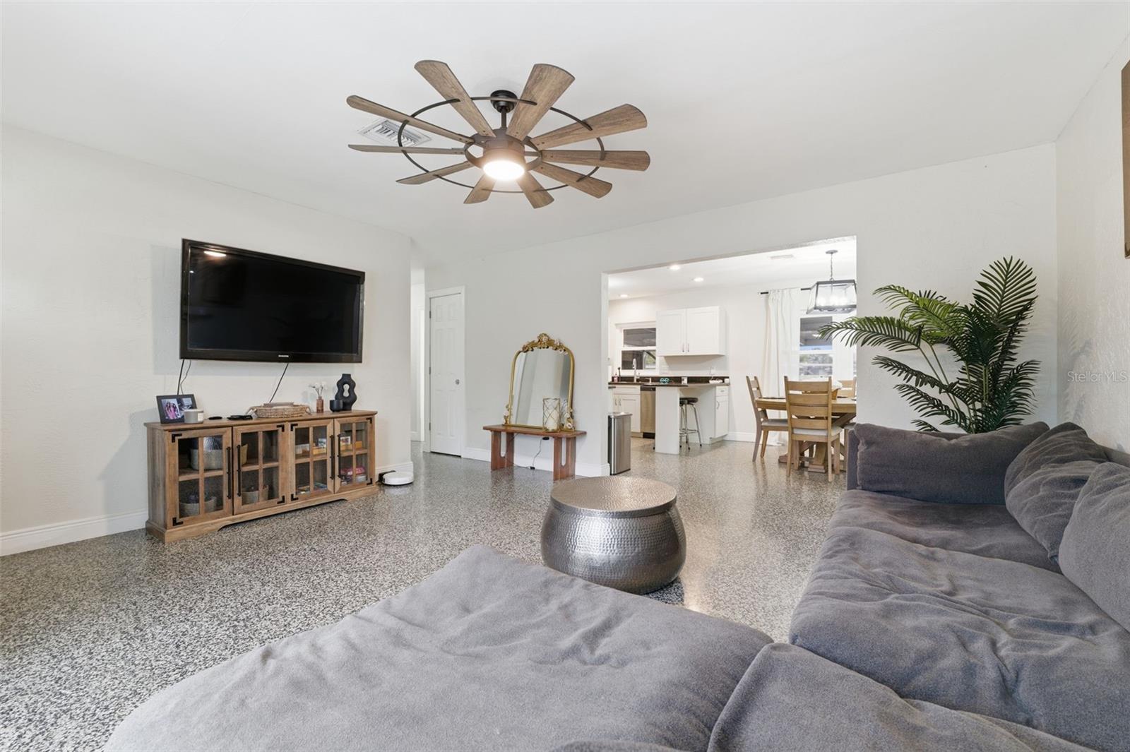 812 W 124TH AVE, TAMPA, FL, 33612