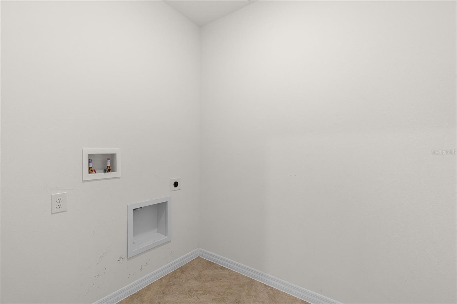 2024 GRIFFIN OAKS WAY, TAVARES, FL, 32778