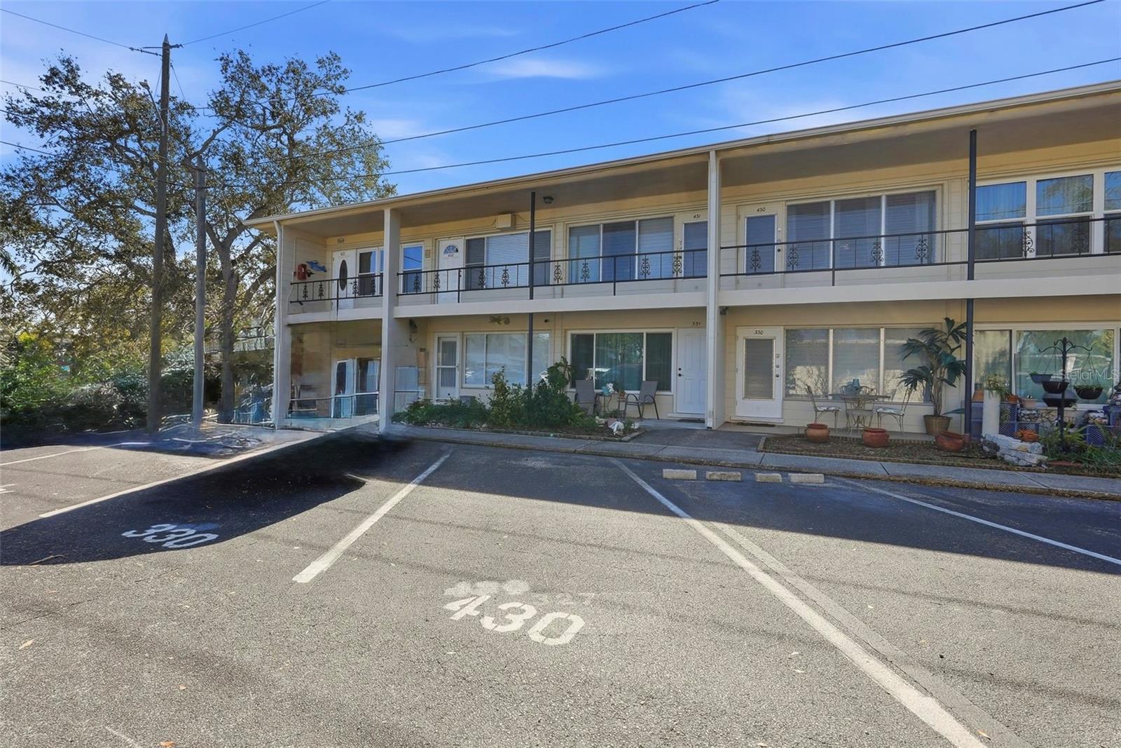 Welcome home to unit #430 in Clearview Oaks